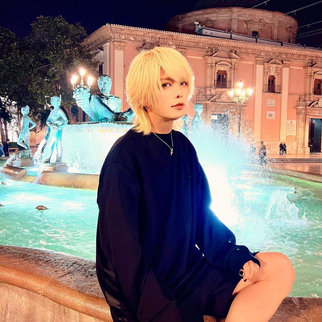 幸樹のインスタグラム：「This photo was taken in front of the fountains in Valencia. I'm in Japan now.  まだまだ、Instagramでの君とのバレンシアの旅は続くよ。 広場の噴水にて。  昼も綺麗だけど夜はライトアップしてまた違う景色になるよ。  きっきみの方が綺麗だけどね。 はなぢーーー❤️‍🔥  #ダウト #ビジュアル系 #ヴィジュアル系 #音楽 #ポートレート #メイク #和メイク #メイクアップ #ヘアアレンジ #spain🇪🇸  #japan #visual #visualkei  #kimono #japanweekendvalencia  #japanweekend  #spaintravel  #fashion #spain  #followme #follow #バレンシア  #music #haircolor #makeup #photography #メイク男子  #和服  #集合写真  #派手和服」