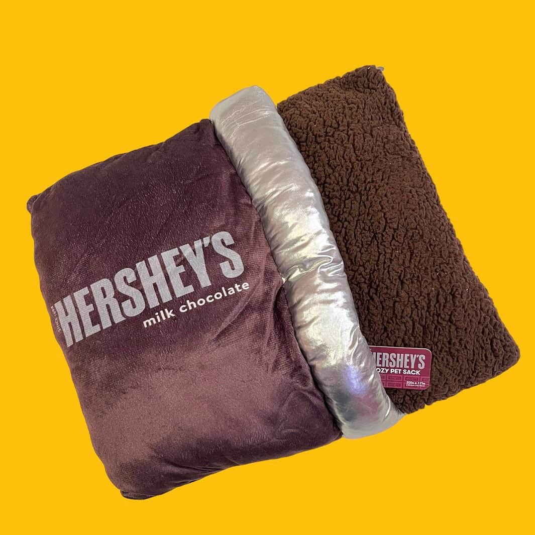おもちゃやSPIRALのインスタグラム：「HERSHEY'S Pet Sack入荷しました🍫🛏️✨  大きさ50×42cm  かわいいもこもこBedです☁️」