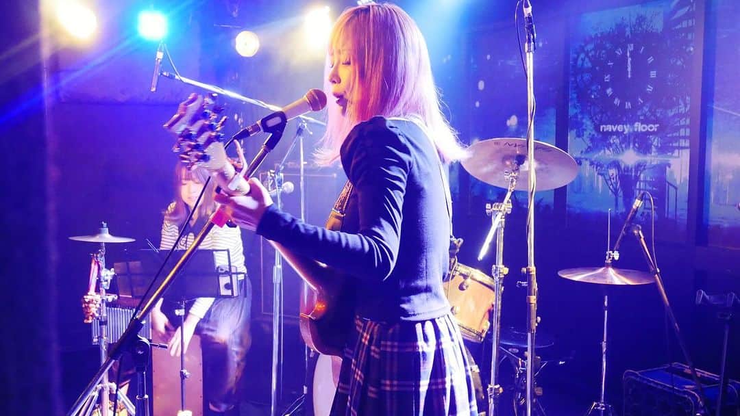 藤田恵名のインスタグラム：「21日はゆーやん(@drum_yuyan)のカホンと一緒にライブしてきましたぁあ🤗🫶 遅いのas know as plusを着てステージに上がりました！！！  setlist 1.404Not Found 2.もう一度 3.私だけがいない世界 4.息するように隣にいて 5.ライブドライブ  赤坂ネイビーフロアの皆様、スタッフの皆様、なによりご来場くださった皆様、配信見てくれた皆様ありがとうございましたぁあ！！！！！！  本日、11/23両国サンライズにて18:30〜歌います🤗🫶❤️ よろしくお願い致します！！！」