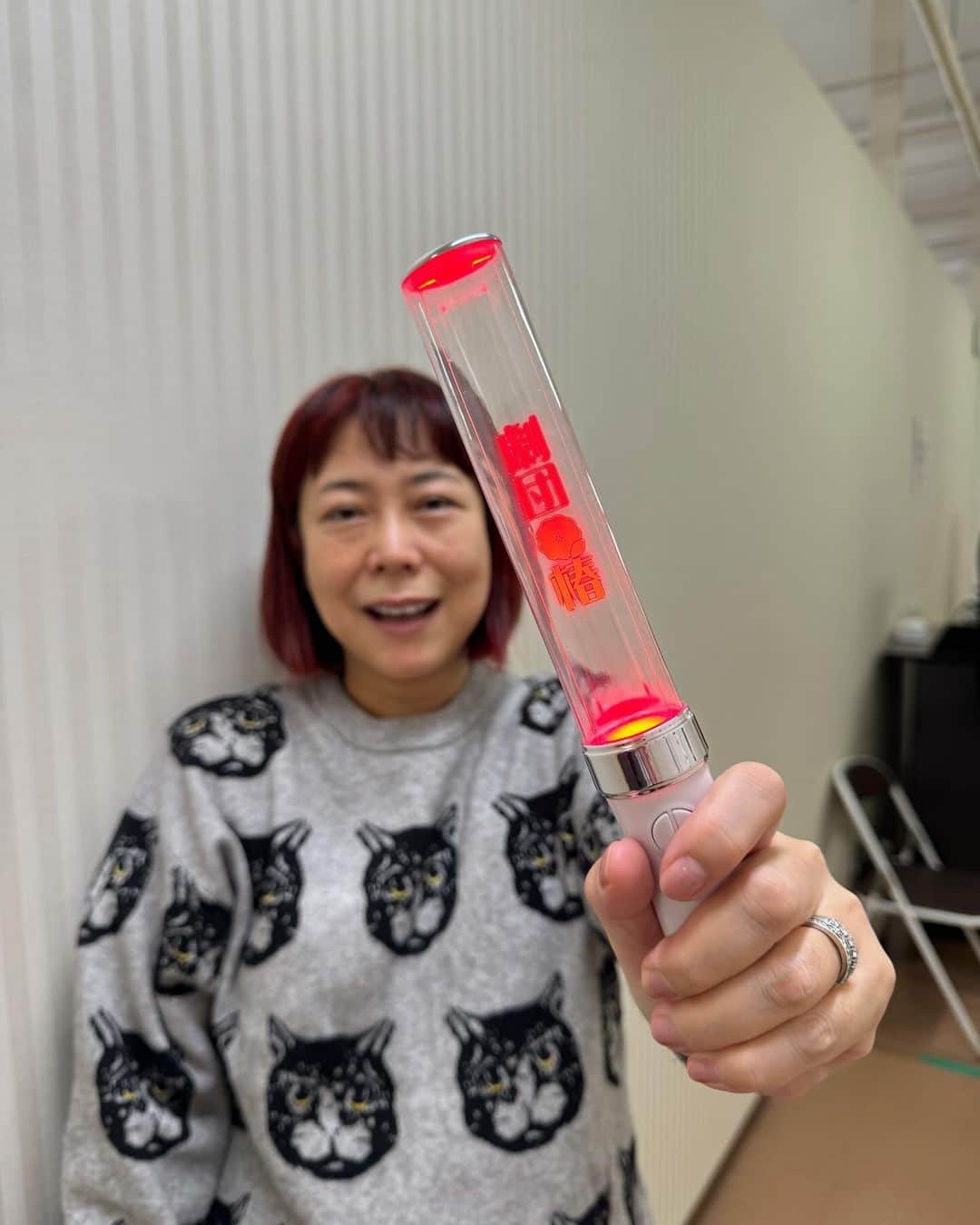 椿鬼奴のインスタグラム：「本日18:30〜沼津でお待ちしてます！ ペンライトが欲しかったけど、間違えてペンライトなしチケットをご購入のお客様で、ペンライトが欲しいという方は、ラクーン沼津よしもと劇場のチケット売り場で差額1500円お支払い頂ければお渡しします！16時から！ ※数に限りがございます」