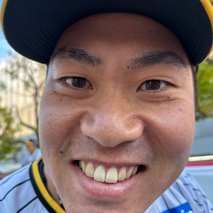 阪神タイガースさんのインスタグラム写真 - (阪神タイガースInstagram)「優勝パレード・大阪会場まもなく開始です！ #優勝パレード #大阪 会場② #桐敷拓馬 選手 #阪神タイガース #ARE #アレ #アレのアレ」11月23日 14時06分 - hanshintigers_official