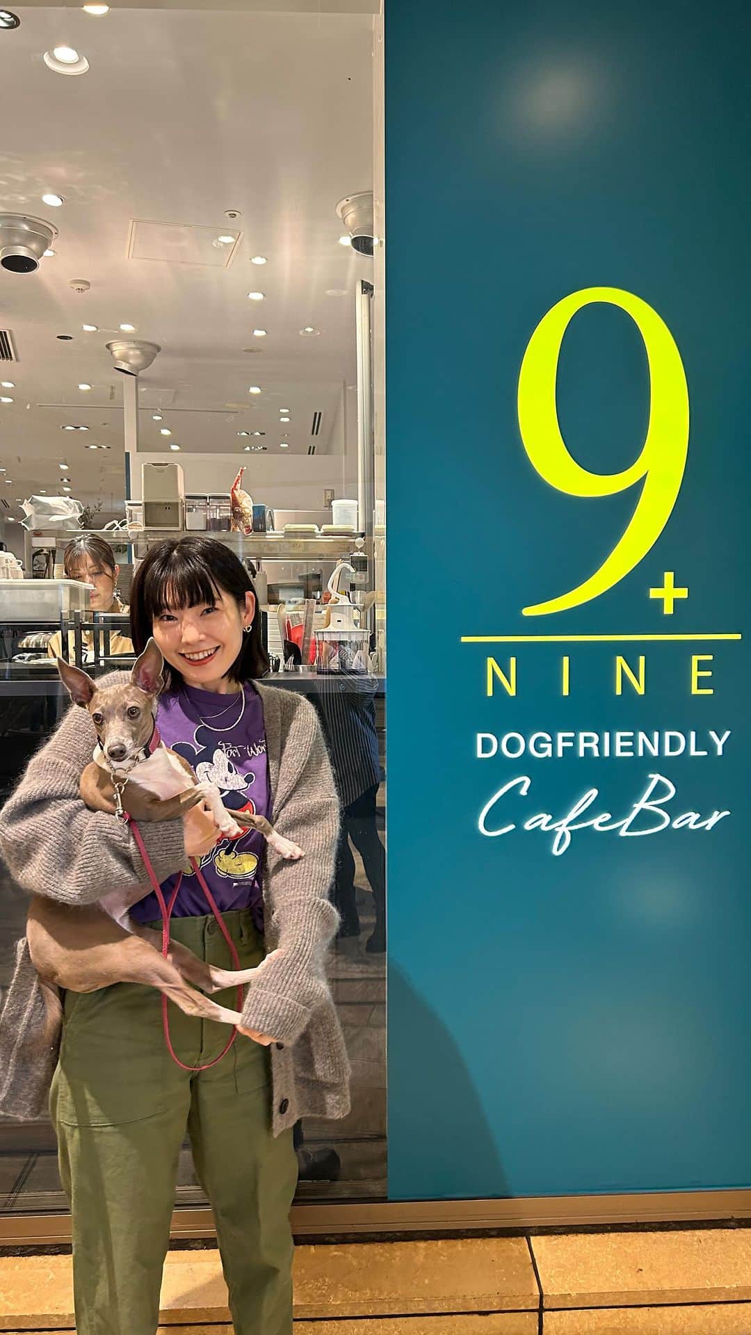 森貴美子のインスタグラム：「代々木公園近くにあるCafeNINE9+ @nine9yoyogi  六本木ヒルズで待望の2店舗目オープンに先がけて行われたレセプションイベントにナナと行って来ました🩵  「犬は家族」をコンセプトに掲げるカフェだけあって、ワンちゃんたちが家のように自由にくつろげる空間✨ ルールを守った上でリードを外すこともOK🙆‍♀️  ビビりなナナは最初私の足元にいたけれど、慣れてきてからは他のワンちゃんのあとをこっそりつけたりしてました☺️ 可愛いフォトスポット的な小さな部屋もあったよ🎄  cafeではナナと一緒に食事やスイーツも楽しみました🍽️  ワンチャンのごはん「びっくりくまさん」🐻は中にうずらの卵が入っているそうで、ひとくち食べたナナはあまりの美味しさにふたくちめは一気に口の中に入れ頬張ってたね。笑  六本木ヒルズは久しぶりに行ったんだけど、P1駐車場は犬と待てるスペースがあったり駐車場からもすぐお店に行けてとても便利！ 💙 今度はぜひ犬友さんと一緒に行けたらいいな☺️✨  cafeのグランドオープンは11月27日です。 みなさまも家族の一員であるペットちゃんとぜひ💙 (もちろんペットを連れていない方も利用できるカフェですよ🙆‍♀️)  #nine9 #六本木ヒルズ #ペット　#dogcafe」