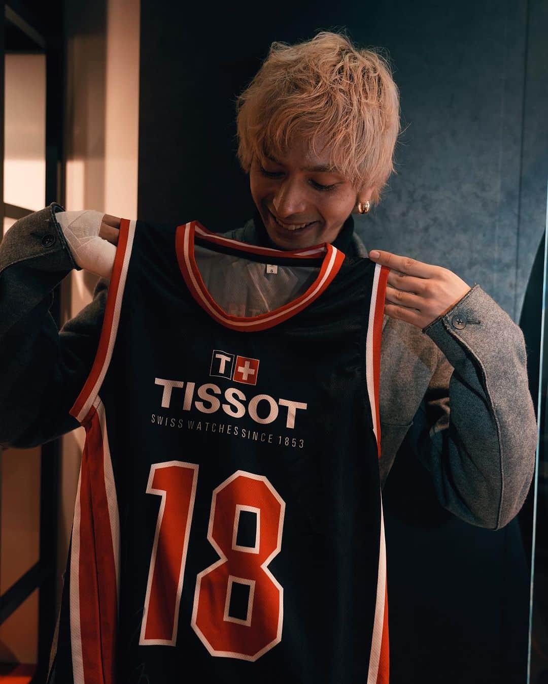 ZiNEZKAMIKAZEさんのインスタグラム写真 - (ZiNEZKAMIKAZEInstagram)「Got invited to visit TISSOT × BASKETBALL campaign🙏  ⁡ 11月22日（水）より11月26日（日） まで東京、銀座で開催されているTISSOT × BASKETBALLにご招待頂きました。 NBAオフィシャルタイムキーパーでもあり、サインボールやサインユニフォームも展示されていて外にはバスケットゴールも！ 店舗に降りるエレベーターがカッコ良すぎたので是非皆さんにも体感して欲しい。 ⁡ 個人的にはバスケットボール素材のベルトを使っているスマートウォッチがツボでした。(着用してるモデルもマジでカッコよかった)LINE登録でオリジナルグッズや時計購入で楽天リーグパス1ヶ月クーポンなどゲットできます。 銀座お立ち寄りの際は是非！ ⁡ #PR　#Tissot #ティソ #ティソブティック銀座 #ティソバスケキャンペーン」11月23日 14時07分 - zinez_kamikaze