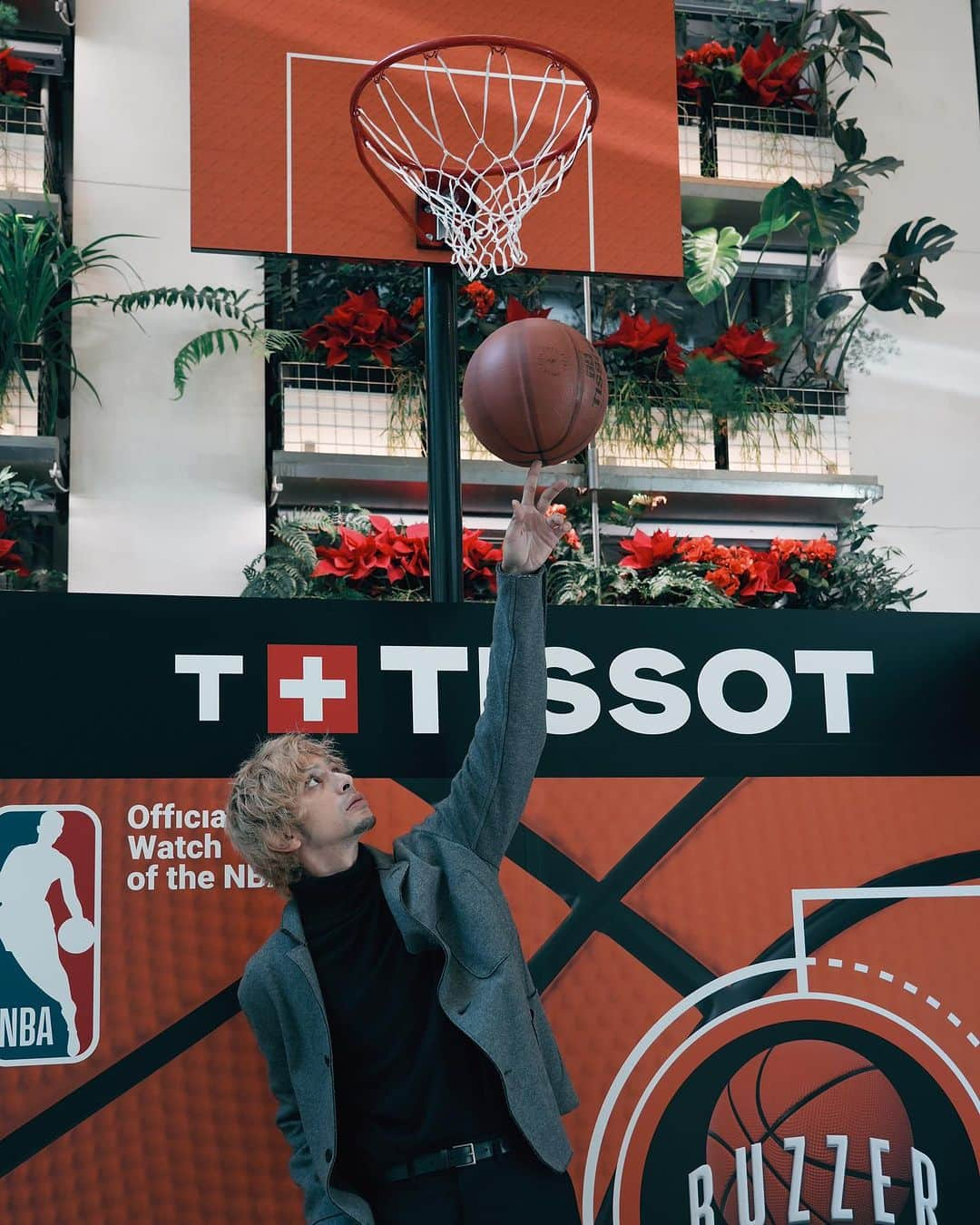 ZiNEZKAMIKAZEさんのインスタグラム写真 - (ZiNEZKAMIKAZEInstagram)「Got invited to visit TISSOT × BASKETBALL campaign🙏  ⁡ 11月22日（水）より11月26日（日） まで東京、銀座で開催されているTISSOT × BASKETBALLにご招待頂きました。 NBAオフィシャルタイムキーパーでもあり、サインボールやサインユニフォームも展示されていて外にはバスケットゴールも！ 店舗に降りるエレベーターがカッコ良すぎたので是非皆さんにも体感して欲しい。 ⁡ 個人的にはバスケットボール素材のベルトを使っているスマートウォッチがツボでした。(着用してるモデルもマジでカッコよかった)LINE登録でオリジナルグッズや時計購入で楽天リーグパス1ヶ月クーポンなどゲットできます。 銀座お立ち寄りの際は是非！ ⁡ #PR　#Tissot #ティソ #ティソブティック銀座 #ティソバスケキャンペーン」11月23日 14時07分 - zinez_kamikaze