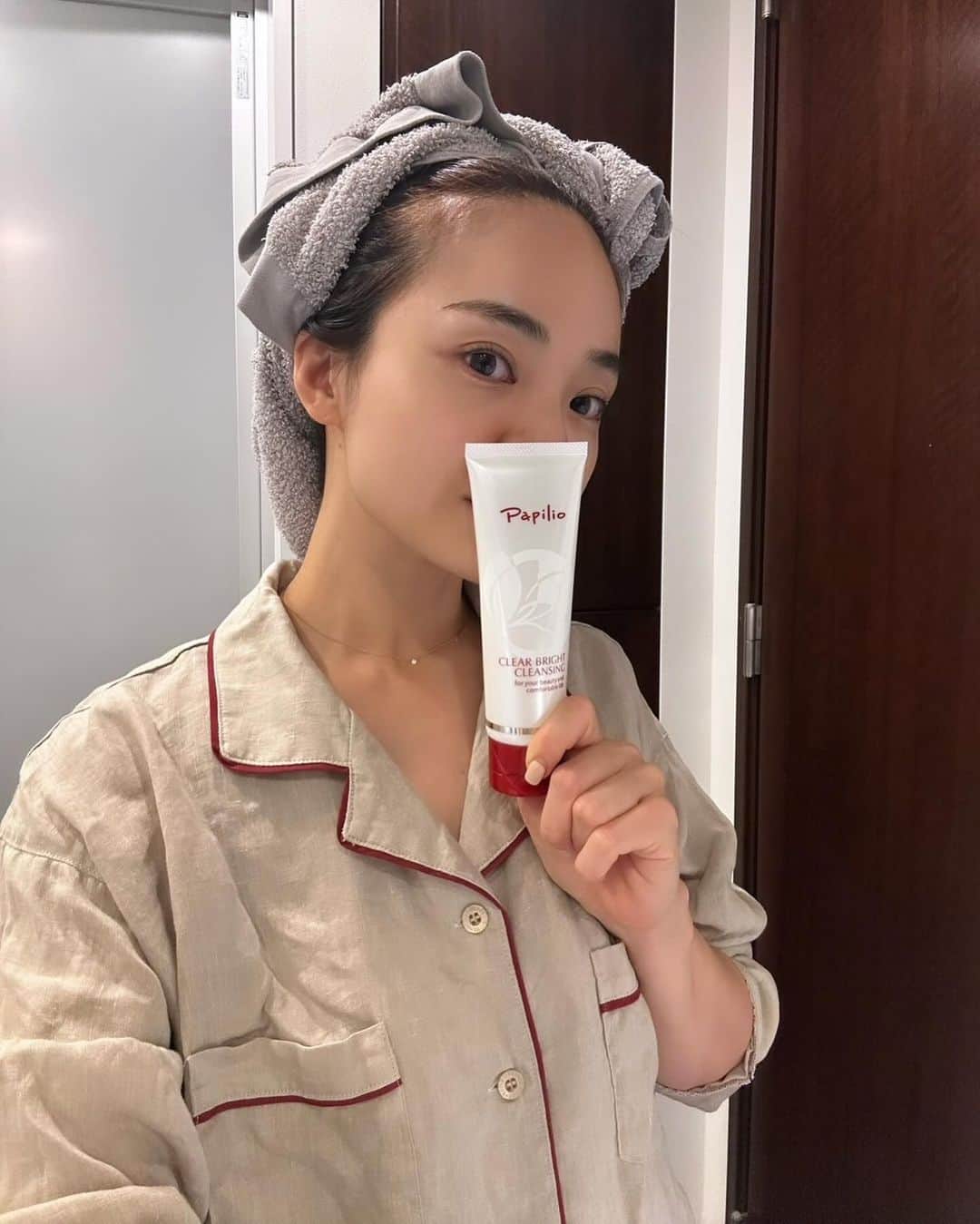 春名亜美さんのインスタグラム写真 - (春名亜美Instagram)「継続して使っている W洗顔不要のパピリオ　クリア ブライト クレンジング  こんにゃくマイクロボール配合 美容成分90％配合  驚くのは、ミルククレンジングなのにしっかりメイクが落ちるし、角質ケアまでしてくれる☺️  朝使うと、スキンケアの浸透が良くなって、化粧のりもアップで良いことづくし✴️  #PR　#クリアブライトクレンジング　#クレンジング　#ミルククレンジング #パピリオ #玉肌クレンジング @papilio__official」11月23日 14時08分 - amiharunaami