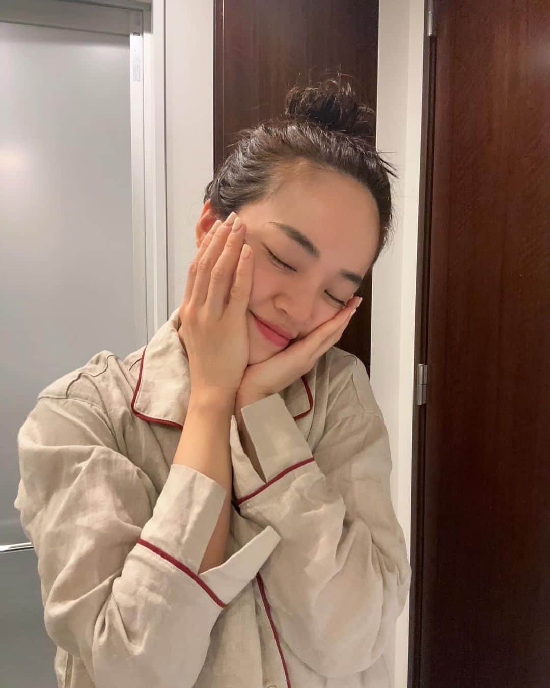 春名亜美さんのインスタグラム写真 - (春名亜美Instagram)「継続して使っている W洗顔不要のパピリオ　クリア ブライト クレンジング  こんにゃくマイクロボール配合 美容成分90％配合  驚くのは、ミルククレンジングなのにしっかりメイクが落ちるし、角質ケアまでしてくれる☺️  朝使うと、スキンケアの浸透が良くなって、化粧のりもアップで良いことづくし✴️  #PR　#クリアブライトクレンジング　#クレンジング　#ミルククレンジング #パピリオ #玉肌クレンジング @papilio__official」11月23日 14時08分 - amiharunaami