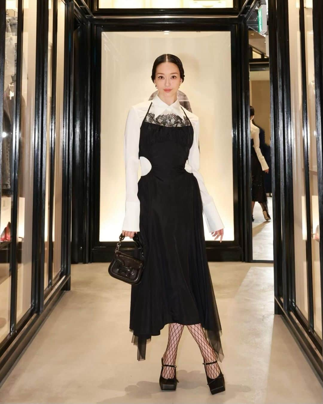 松島花のインスタグラム：「: Le GRAND CLOSET de PARIGOT  Azabudai Hills Opening Reception👠 明日、24日に #麻布台ヒルズ にオープンする "ル グランド クローゼット ドゥ パリゴ"へ  @fetico_official を着て行ってきました😍 : 社長の高垣孝久さんとお会いして、お店への こだわりや想いを伺う事ができました😊 インテリアデザイナーの片山正通さんが 手がけた内装はまさに理想のウォークイン クローゼット✨そこに並ぶのは旬なブランドの お洋服たち🥹 心地良い空間でゆっくりと お買い物が楽しめます👗 : 話題の麻布台ヒルズ、いよいよ明日オープン🎉 皆さん♡ぜひ遊びに行ってみてくださいね🫶🏻 #legrandclosetdeparigot  #ルグランドクローゼットドゥパリゴ #PARIGOT #パリゴ #PR」