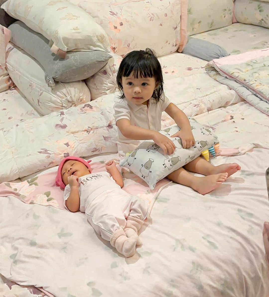 Aurelさんのインスタグラム写真 - (AurelInstagram)「Mandiin 2 Anak sekaligus = Banjir dan lupa pake popok. indahnya keriwuhan pagi ini...」11月23日 14時13分 - aurelie.hermansyah