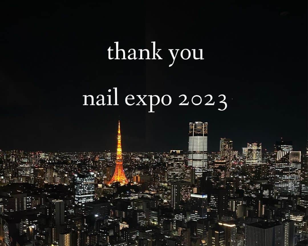 さおりのインスタグラム：「nail expo 2023 @flickaproducts  ブースにもたくさん足を運んでいただき、新商品はもちろん、既存の商品もお手に取っていただいている様子を拝見しました、いつもありがとうございます  ネイリストのわたしがブランドを展開させていただく中での大きな目標が、 実際わたしが経験してきた中での、さまざまなケースに応じて柔軟に確実に対処することができるよう、またなるべく沢山の方々に簡単に操作ができ、さらにクオリティの良いものをリピートしやすい価格で、という思いを込めた商品たちが、 実際私という存在を意識せず、ただただ商品として、"使いやすいから相棒にしたい商材"として、成長していける、といった商品づくりをしていくこと、です  ジェルブラシやケアビットなどは、私の当初の思いを遥かに超えてみなさんに沢山のご支持をいただき、年間数万本をご購入していただくまでに成長させていただきました  前年のエキスポからは、クリアジェル、今年のBWJからは、カラージェルという、道具から材料へ、の新しいチャレンジとなりましたが、数年間地道に調整を行い、本当に使い心地のよい商品としてデビューさせることができました  SNSを使ってわたしもご案内をしていますが、使用していて思うことは、SNS内で繰り返し目にする所謂流行っている商材やカラーやアートが、果たして全ての世代やジャンルの方から支持を得ているわけではなく、実際のファッションや時代のトレンドなど大きな流れはあるとしても、求められているものはもっと多岐にわたり、SNSの情報にだけ縛られた物作りは、選択の範囲やクリエイターの力を制御することになってしまうかもしれないと感じています 今回、地味なカラーやシアーカラーなどが主流と一見見られるなか、敢えて、色の持つパワーや組み合わせの楽しさを表現できるように、秋冬のシックさには似合いつつも、カラフルな色展開をコレクションに持ってきました  私自身も好きな色がたくさんあります 肌が綺麗に見えるカラーや、気分が上がるカラーなどは、世代や好みによってさまざまです 目に入りやすいトレンドに流されすぎないけれど、ちゃんとおしゃれなカラーづくり ブランドらしさ、の表現 使いやすさの追求 さまざまなことに、これからもたくさんたくさんこだわって、 いいもの、使い続けていきたいもの、をプロデュースできるように頑張ります✨  (わたしの拘りを受け止めて最高の品質のものを仕上げてくれる、工場の皆さん、また、管理、ご協力いただいている長井社長 @ryuta_nagai  を筆頭とした @hbaz_official の皆さん、 商品の魅力をすてきに発信してくださるインフルエンサー、アンバサアダーの皆さん、 もう何年も前からずっとサポートして下さっている、商品プロデュースのきっかけを作ってくださった、HBAZの和崎さんにも、この場をお借りしてお礼申し上げます)  今回新発売の商品の一般発売予定はまた近々お知らせいたします  @hbaz_official」