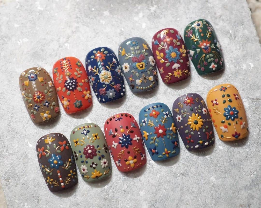 さおりさんのインスタグラム写真 - (さおりInstagram)「nail expo 2023 @flickaproducts  ブースにもたくさん足を運んでいただき、新商品はもちろん、既存の商品もお手に取っていただいている様子を拝見しました、いつもありがとうございます  ネイリストのわたしがブランドを展開させていただく中での大きな目標が、 実際わたしが経験してきた中での、さまざまなケースに応じて柔軟に確実に対処することができるよう、またなるべく沢山の方々に簡単に操作ができ、さらにクオリティの良いものをリピートしやすい価格で、という思いを込めた商品たちが、 実際私という存在を意識せず、ただただ商品として、"使いやすいから相棒にしたい商材"として、成長していける、といった商品づくりをしていくこと、です  ジェルブラシやケアビットなどは、私の当初の思いを遥かに超えてみなさんに沢山のご支持をいただき、年間数万本をご購入していただくまでに成長させていただきました  前年のエキスポからは、クリアジェル、今年のBWJからは、カラージェルという、道具から材料へ、の新しいチャレンジとなりましたが、数年間地道に調整を行い、本当に使い心地のよい商品としてデビューさせることができました  SNSを使ってわたしもご案内をしていますが、使用していて思うことは、SNS内で繰り返し目にする所謂流行っている商材やカラーやアートが、果たして全ての世代やジャンルの方から支持を得ているわけではなく、実際のファッションや時代のトレンドなど大きな流れはあるとしても、求められているものはもっと多岐にわたり、SNSの情報にだけ縛られた物作りは、選択の範囲やクリエイターの力を制御することになってしまうかもしれないと感じています 今回、地味なカラーやシアーカラーなどが主流と一見見られるなか、敢えて、色の持つパワーや組み合わせの楽しさを表現できるように、秋冬のシックさには似合いつつも、カラフルな色展開をコレクションに持ってきました  私自身も好きな色がたくさんあります 肌が綺麗に見えるカラーや、気分が上がるカラーなどは、世代や好みによってさまざまです 目に入りやすいトレンドに流されすぎないけれど、ちゃんとおしゃれなカラーづくり ブランドらしさ、の表現 使いやすさの追求 さまざまなことに、これからもたくさんたくさんこだわって、 いいもの、使い続けていきたいもの、をプロデュースできるように頑張ります✨  (わたしの拘りを受け止めて最高の品質のものを仕上げてくれる、工場の皆さん、また、管理、ご協力いただいている長井社長 @ryuta_nagai  を筆頭とした @hbaz_official の皆さん、 商品の魅力をすてきに発信してくださるインフルエンサー、アンバサアダーの皆さん、 もう何年も前からずっとサポートして下さっている、商品プロデュースのきっかけを作ってくださった、HBAZの和崎さんにも、この場をお借りしてお礼申し上げます)  今回新発売の商品の一般発売予定はまた近々お知らせいたします  @hbaz_official」11月23日 14時14分 - flickanail