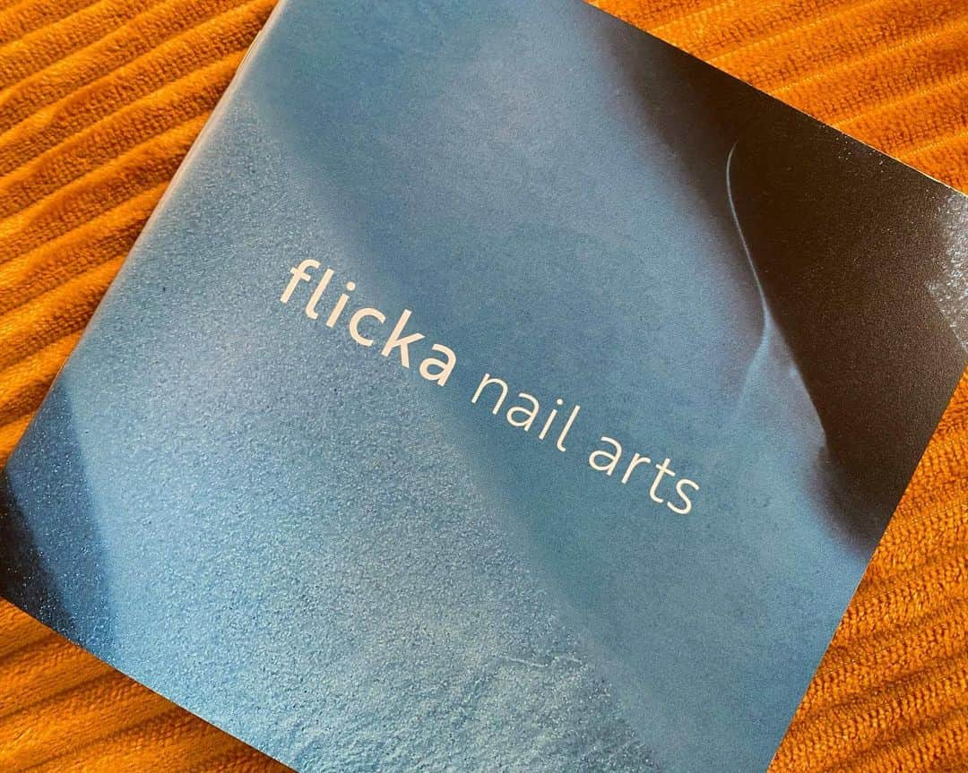 さおりさんのインスタグラム写真 - (さおりInstagram)「nail expo 2023 @flickaproducts  ブースにもたくさん足を運んでいただき、新商品はもちろん、既存の商品もお手に取っていただいている様子を拝見しました、いつもありがとうございます  ネイリストのわたしがブランドを展開させていただく中での大きな目標が、 実際わたしが経験してきた中での、さまざまなケースに応じて柔軟に確実に対処することができるよう、またなるべく沢山の方々に簡単に操作ができ、さらにクオリティの良いものをリピートしやすい価格で、という思いを込めた商品たちが、 実際私という存在を意識せず、ただただ商品として、"使いやすいから相棒にしたい商材"として、成長していける、といった商品づくりをしていくこと、です  ジェルブラシやケアビットなどは、私の当初の思いを遥かに超えてみなさんに沢山のご支持をいただき、年間数万本をご購入していただくまでに成長させていただきました  前年のエキスポからは、クリアジェル、今年のBWJからは、カラージェルという、道具から材料へ、の新しいチャレンジとなりましたが、数年間地道に調整を行い、本当に使い心地のよい商品としてデビューさせることができました  SNSを使ってわたしもご案内をしていますが、使用していて思うことは、SNS内で繰り返し目にする所謂流行っている商材やカラーやアートが、果たして全ての世代やジャンルの方から支持を得ているわけではなく、実際のファッションや時代のトレンドなど大きな流れはあるとしても、求められているものはもっと多岐にわたり、SNSの情報にだけ縛られた物作りは、選択の範囲やクリエイターの力を制御することになってしまうかもしれないと感じています 今回、地味なカラーやシアーカラーなどが主流と一見見られるなか、敢えて、色の持つパワーや組み合わせの楽しさを表現できるように、秋冬のシックさには似合いつつも、カラフルな色展開をコレクションに持ってきました  私自身も好きな色がたくさんあります 肌が綺麗に見えるカラーや、気分が上がるカラーなどは、世代や好みによってさまざまです 目に入りやすいトレンドに流されすぎないけれど、ちゃんとおしゃれなカラーづくり ブランドらしさ、の表現 使いやすさの追求 さまざまなことに、これからもたくさんたくさんこだわって、 いいもの、使い続けていきたいもの、をプロデュースできるように頑張ります✨  (わたしの拘りを受け止めて最高の品質のものを仕上げてくれる、工場の皆さん、また、管理、ご協力いただいている長井社長 @ryuta_nagai  を筆頭とした @hbaz_official の皆さん、 商品の魅力をすてきに発信してくださるインフルエンサー、アンバサアダーの皆さん、 もう何年も前からずっとサポートして下さっている、商品プロデュースのきっかけを作ってくださった、HBAZの和崎さんにも、この場をお借りしてお礼申し上げます)  今回新発売の商品の一般発売予定はまた近々お知らせいたします  @hbaz_official」11月23日 14時14分 - flickanail