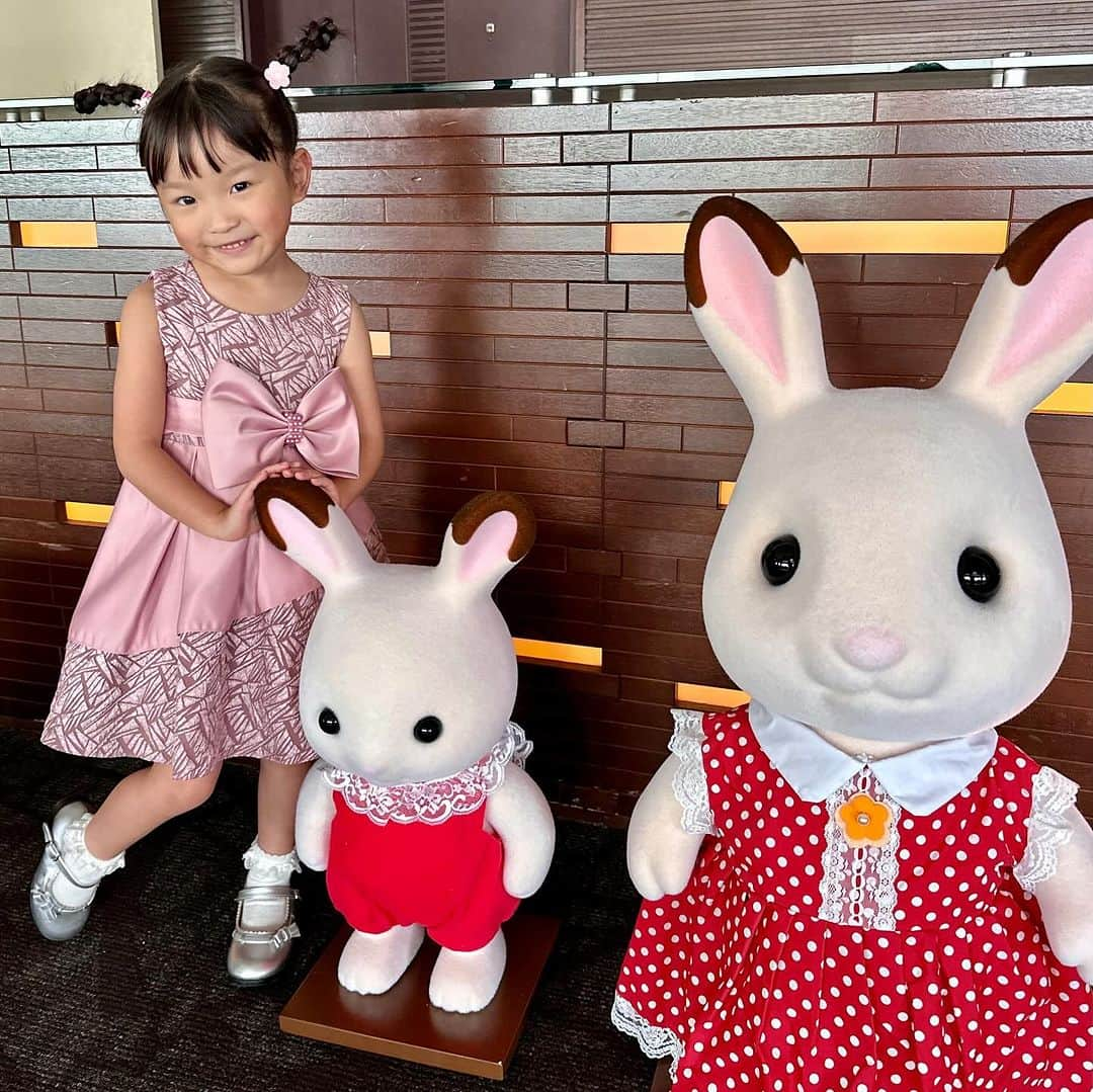 村方乃々佳のインスタグラム：「『劇場版 シルバニアファミリー フレアからのおくりもの』🐰💕初日舞台挨拶🎶 午前中2回の登壇が終わり、お昼ご飯を食べたら更に元気いっぱいパワーアップしました❣️ 今日は「ののちゃん」といううちわの他に、「ひーちゃん」というのも見つけたようで、控え室に戻るなり嬉しそうに話していました。 「ひーちゃん出てたっけ？😆」と笑っているお母さんたちに ひーちゃんはきょとん🤭  午後もよろしくお願いします！！  #村方乃々佳 #ののちゃん #ののかちゃん #ののちゃんねる #nonokamurakata #노노카 #NONOCHAN #シルバニアファミリー」