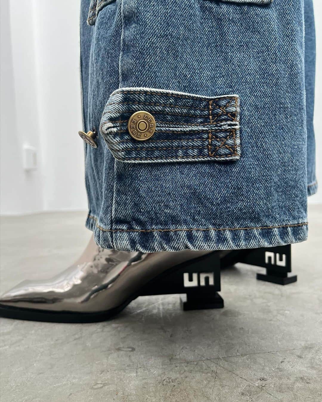 MIDWEST TOKYO WOMENのインスタグラム：「・ 【boots】 bootie @unitednude_japan  gun metal / size 35-41  【tops】 graphic velour high neck @yohei_ohno  white / size 36  【jeans】 cargo denim pants @eenk_official  dark blue , dark gray / size XS  【accessory】 chain bra @fumietanaka_jp  silver , gold / size free  @midwest_tw  staff 163cm  _______ _______ _______ _______ _______  MIDWEST TOKYO ☎︎03-5428-3171 ✉︎tokyo_w@midwest.jp  月〜土 12:00〜20:00 日・祝 11:00〜19:00  商品に関してのご質問、その他ございましたら お気軽にコメント、DMください。」