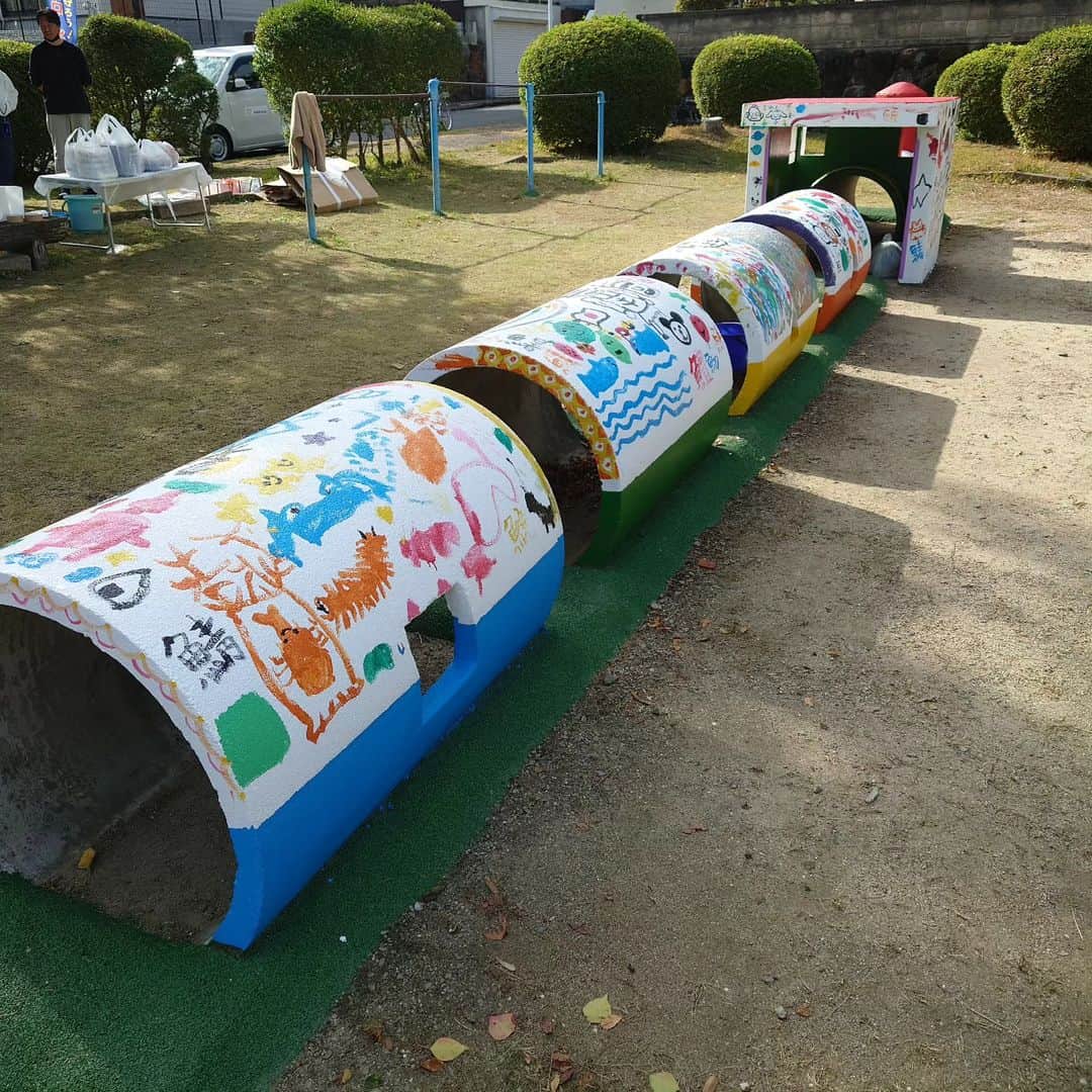 高井俊彦さんのインスタグラム写真 - (高井俊彦Instagram)「本日☀ #奈良市公園夢プロジェクト @ncdreampj   帝塚山南地区の皆さんと夏から積み重ねてきたプロジェクトー。 子供達が遊んでる公園の遊具の色をみんなで塗り直して、公園を改めて好きになってもらい、そして大切にしてもらう✨というもの。  7月にワークショップを開いて、子供会のみんなに公園の好きな所嫌いな所をディスカッションしてもらい、そして遊具をどんな風に色塗りしたいか絵を描いてもらい、それを本日実現する事が出来ました🙌  子供達はほんとに凄い⤴️⤴️⤴️ なんの躊躇もなく大胆に自由に思い思いの絵を描いていく👏 面食らいましたほんとに🤗  それから、海のない奈良だからなのか、魚や海の生物の絵や魚へんの漢字を描く子が多くてビックリ‼️  それに、アート作品⁉️っていう絵を描く子も😆  思い出作りに、私の白Tシャツもペイントしてもらいました👕 好きな魚は？と聞かれたので答えたら、それこそ味（鯵）のあるTシャツになりました✌  ※ビフォーアフター写真見て下さい めちゃめちゃ素敵な遊具に変身しました💓  絵を描いた後にー。 遊具は塗りたてで遊べないので、持って行った折り紙で、みんなで紙飛行機を作って飛ばし大会をして遊びました✈ 10メートル近く飛ばした子の優勝🎊 遊具のようにカラフルな紙飛行機が青空に映えてキレイだったし、みんな楽しんでくれてました〜😍  その後はー。 みんなで公園でお弁当を食べて🍱🎶 最後に記念撮影をしてイベント終了✋ ※写真はまた掲載します  みんな今日の事は忘れないでね〜😁 おっちゃんは絶対忘れないよ〜👍 子供達、自治会の皆さん、子供会の皆さん、ご近所の皆さん、塗装業者の皆さん、奈良市公園緑地課の皆さんありがとうございました🙏」11月23日 14時21分 - takai_toshihiko