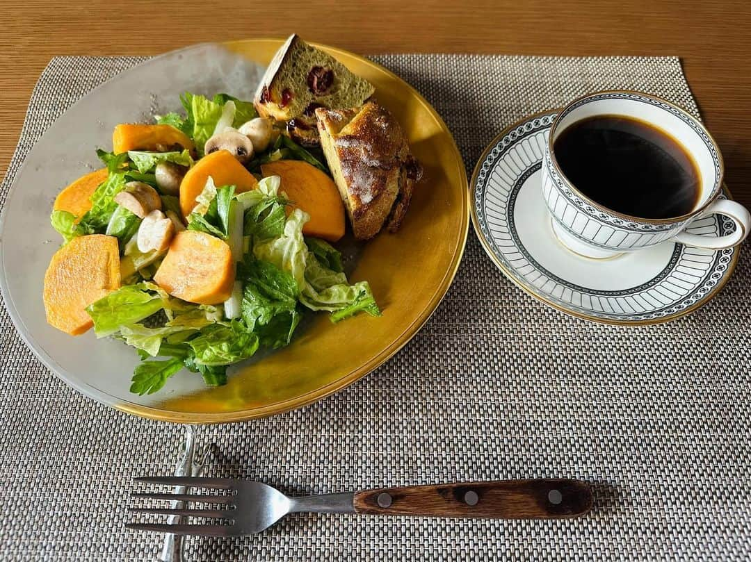 藤井美加子のインスタグラム：「🍴 柿のサラダ🥗 大好きなんです。  白菜 春菊 マッシュルーム 柿。ドレッシングはMCTオイルと塩胡椒に、柚子胡椒←これがアクセントになるんです。  ただ混ぜるだけ簡単！でも美味しいんです⍢ビタミンたっぷりで風邪予防と美肌効果もバッチリ｡:*  #柿のサラダ #美加子のレシピ #美肌食マイスター @mikako_miki」