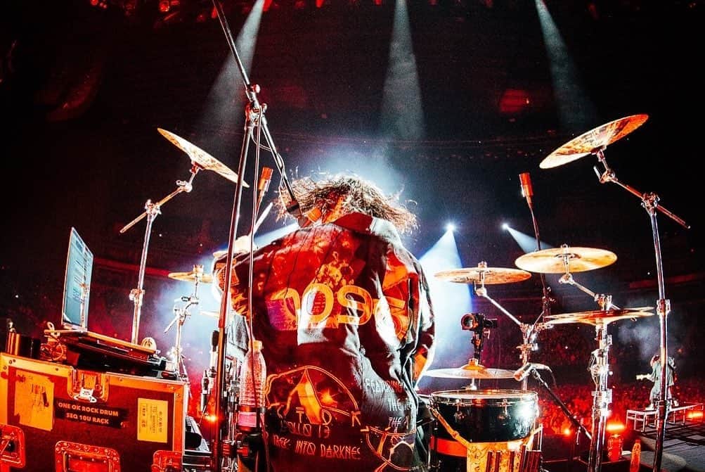 Tomoyaさんのインスタグラム写真 - (TomoyaInstagram)「成都ありがとう☺️✨   上海にいきます🌏🕊   @oneokrockofficial  @ruihashimoto 📸   #oneokrock #drummer #luxurydisease」11月23日 14時25分 - tomo_10969