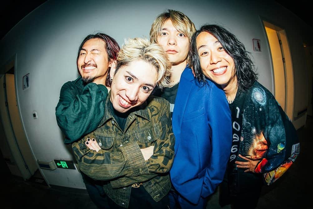 Tomoyaさんのインスタグラム写真 - (TomoyaInstagram)「成都ありがとう☺️✨   上海にいきます🌏🕊   @oneokrockofficial  @ruihashimoto 📸   #oneokrock #drummer #luxurydisease」11月23日 14時25分 - tomo_10969