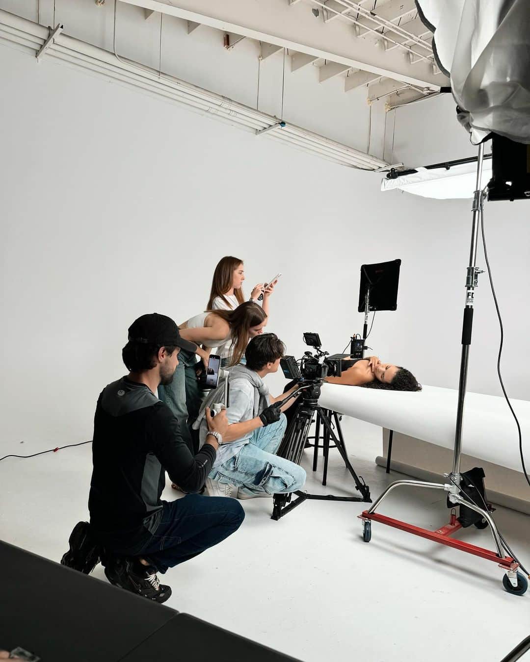 ヒロコグレースのインスタグラム：「From concept to creation, today's @maviejewelry shoot was a masterpiece, all thanks to our stellar crew!✨ Here's to the magic behind the scenes. #MavieJewelry」