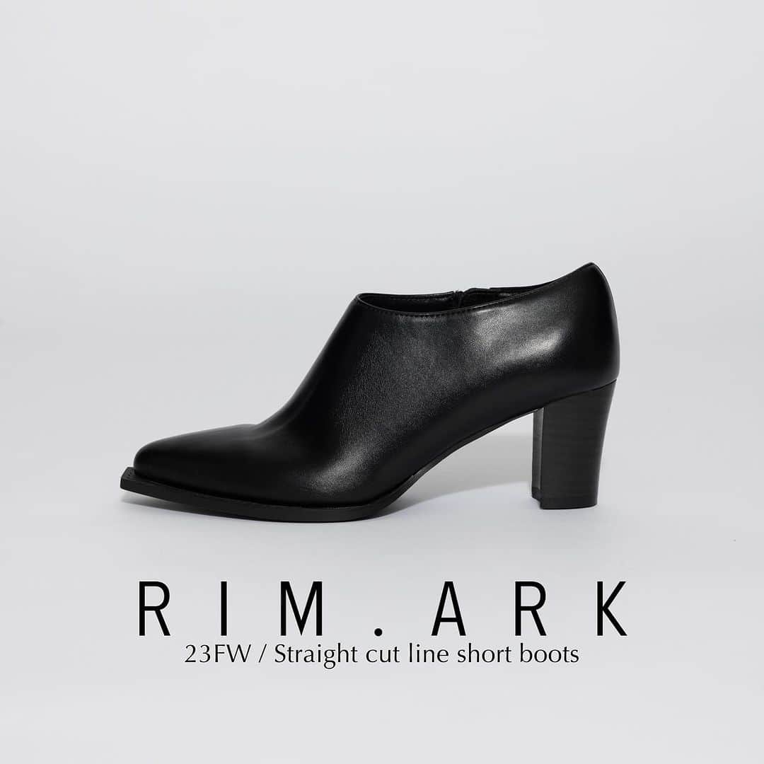 RIM.ARK（リムアーク）のインスタグラム：「23 FALL WINTER ___  Straight cut line short boots ¥29,700 (taxin)  存在感はありながらも、すっきりと見せたポインテッドトゥに直線的なカッティングが、どこから見てもシャープでかっこいいStraight cut line short boots。アンクル丈のバランスが全体を軽やかな印象に仕上げてくれるため、ブーツとパンプスの中間のようなニュアンスのある着こなしが完成します。カジュアルからキレイ目まで幅広いシーンで活躍してくれるアイテムです。  ___  RIM.ARK online sheltter web store ZOZOTOWN ____  銀座三越店　03-3538-3568 新宿ルミネ2店　03-6911-2585 名古屋高島屋店　052-566-3633 阪急うめだ店　06-6313-0587 福岡VIORO店　092-707-0673 ____  #RIMARK#リムアーク」