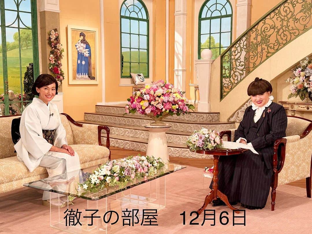 岡田美里のインスタグラム：「テレビ出演のお知らせです。 12月6日放送の「徹子の部屋」に出演させていただきます〜🍂介護や今の暮らしについてお話しをいたしました。 ご覧になっていただけましたら嬉しいです〜🍁🍂 きゃ〜。  #徹子の部屋  #きゃー」
