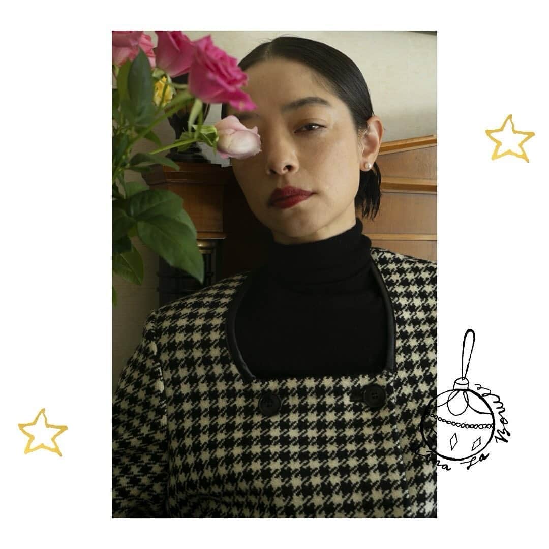 IÉNA LA BOUCLEのインスタグラム：「. ⁡ 市川実和子さんが着る、 冬のIÉNA LA BOUCLE’23 ⁡ －HOLIDAY COLLECTION '23 × Miwako Ichikawa ⁡ ⁡ ⁡ ⁡ model: @miwako_ichikawa_ photographs: @hirokomatsubaraa hair&make-up: @shinyakawamurashinyakawamura illustration: @toranekobonbon flower decoration: @naoten10 ⁡」