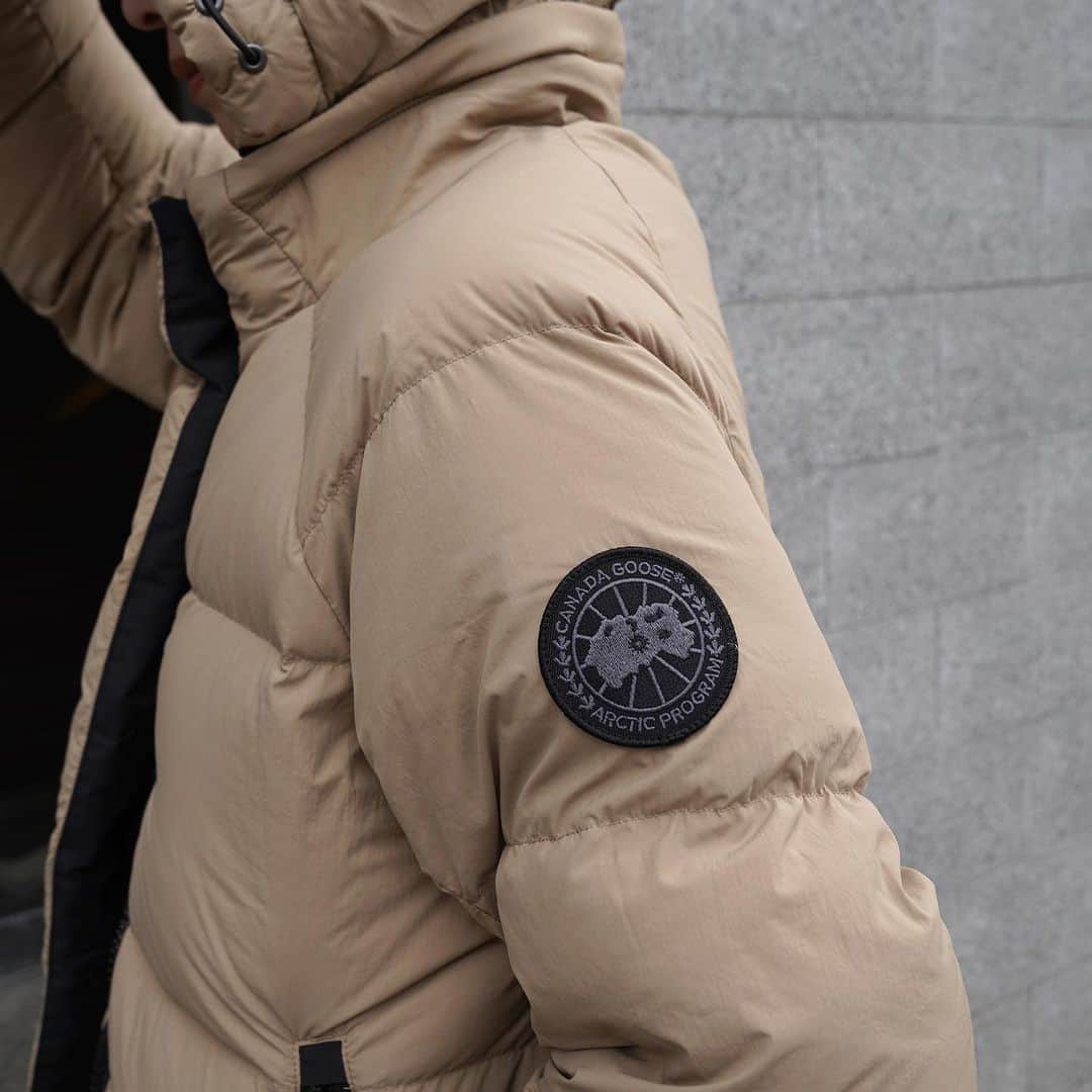 のインスタグラム：「. [CANADA GOOSE] Bryden Puffer Black Label 2621WBJ.  表地に非常にソフトなリサイクルエンデュラリュクス生地を使用し、耐久性に優れた＜ブライデン パッファー＞は、寒い冬に活躍する一着です。 さらに耐久性を高めるため、摩耗しやすい部分はコーデュラ®生地で補強。 取り外し可能なフードは、気候の変化に対応し、あらゆる場面で役立ちます。 軽量ながらしっかりとした防寒性を提供するこのパッファーは、パフォーマンスと肌触りの良さを兼ね備えています。 こちらは日本限定モデルです。  -  #mawsapporo #MāW #insonlinestore #canadagoose #sapporo #hokkaido #23a」
