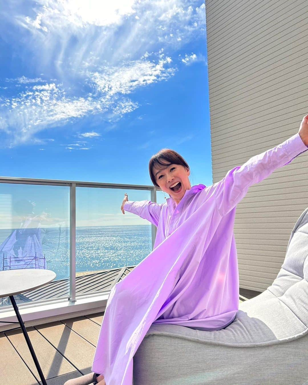 木佐彩子のインスタグラム：「Oceanfront Home🌊🌊🌊  私の長年の趣味"モデルルーム物件巡り"のお仕事で😍憧れの鎌倉に伺いました‼️  海の景色を満喫出来る家🏠とは聞いてましたが　想像を何倍も上回るお家でした 😍😍😍 流石の河部さん作品でしたぁ👍👍👍きっと見て頂くのが1番☝️ですので良かったら是非ご覧ください😃😃😃  こんな素敵💓なお家に住めたら　息子へのガミガミも減るんだろなぁ…ビール🍺も毎日最高に美味しい😋んだろうなぁと妄想しながら幸せな時間でしたぁ😝😝😝  #modelcode #河部吉孝」