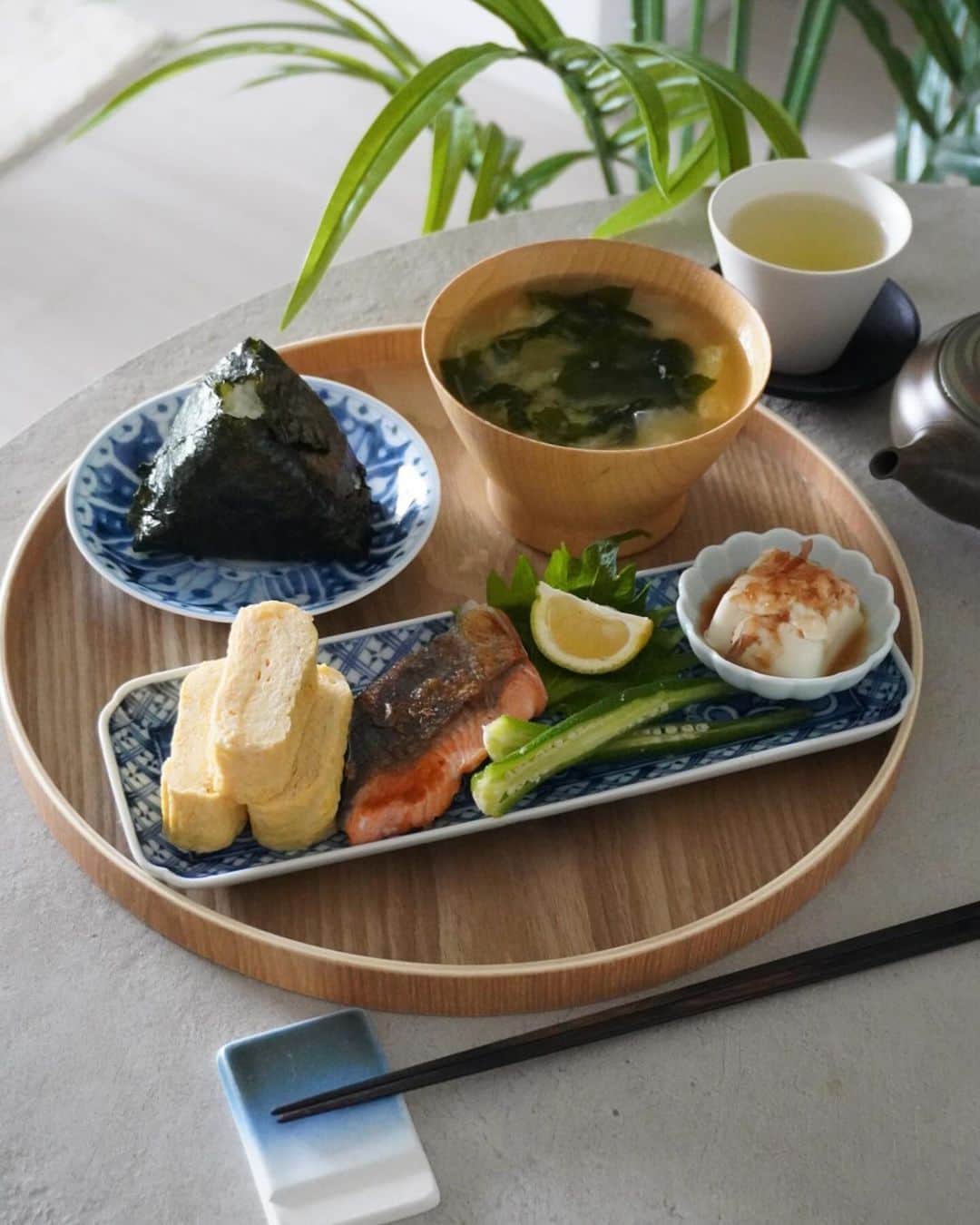 斎藤有沙のインスタグラム：「最近の朝昼兼用ご飯🍚  おにぎりにちょっとした副菜があると、幸せ〜な一日の始まりです。 最近は、おにぎりにあう具を小鉢によそって、味変しながら食べることにハマっています🤤（二枚目）  毎日完璧を目指さない。できる時にバランスの良い食事を意識。 食事は、自分自身が楽しくハッピーに！が大切ですね☺️🌼」
