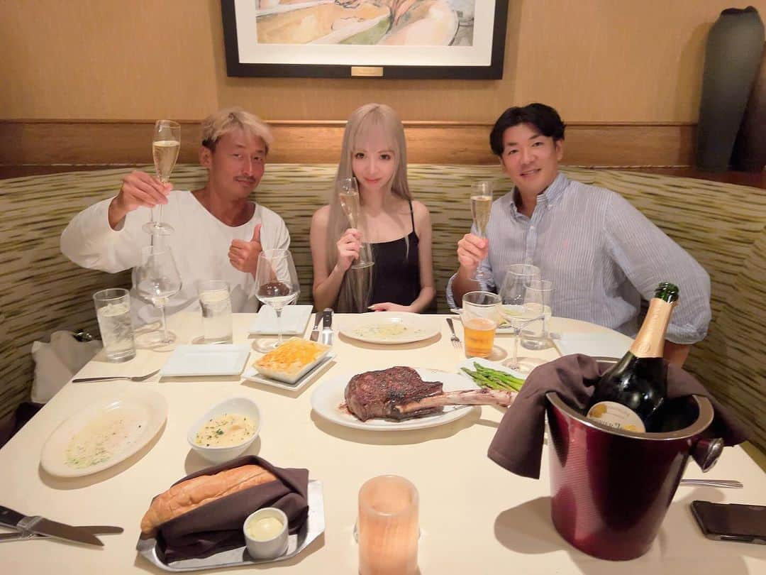 mirayのインスタグラム：「RUTH'S CHRIS🍽️🐮♥️  旦那さんのお誕生日のお祝いをしていただきました🫶 今年は旦那さんの親友さん３人が それぞれの場所 ハワイでステーキ 銀座でお鮨 宮古島でイタリアン でお祝いをしてくださり 大感激の大感謝です🥹🫶💕  私まで一緒に嬉しいなぁ💗  いつもTボーンのフィレでも一切れで胸焼けして終了なんだけど トマホークが美味しすぎて胸焼けもせず 今までで1番沢山食べれた!!!!  ランチで連れて行ってもらった MAUI MIKE'Sのローストチキンも 忘れられない🤤🐔  はぁ〜また早く行きたいなぁ🏝️🌺  最高のHawaii旅行をありがとう💖  #hawaii #ハワイ #ハワイ旅行 #dinner #ルースズクリス  #ルースズクリスステーキハウスワイキキ  #mauimikes #マウイマイクス  #マウイマイクスファイヤーローストチキン  #ローストチキン #graceingrowlers  #クラフトビール」