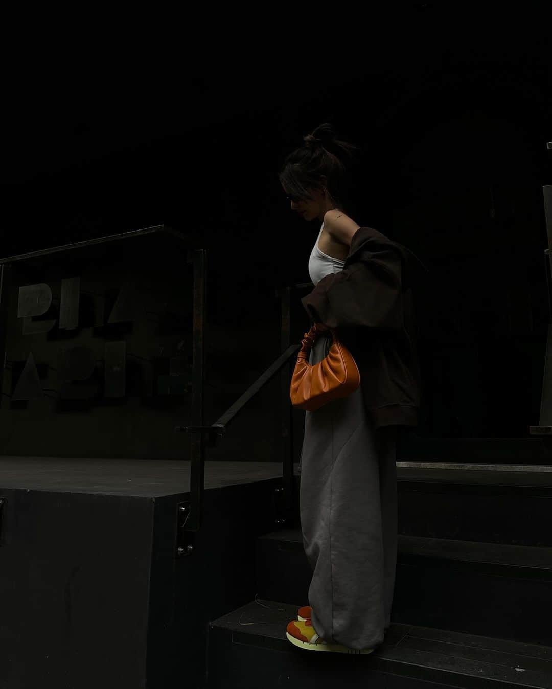 林咖安（Lyla）さんのインスタグラム写真 - (林咖安（Lyla）Instagram)「#mocha #brownies   努力營業中🤎🍩☕️🪵💼 身上各種東西都一起咖起來了～🤩  #citywalk」11月23日 14時41分 - _______lyla_______
