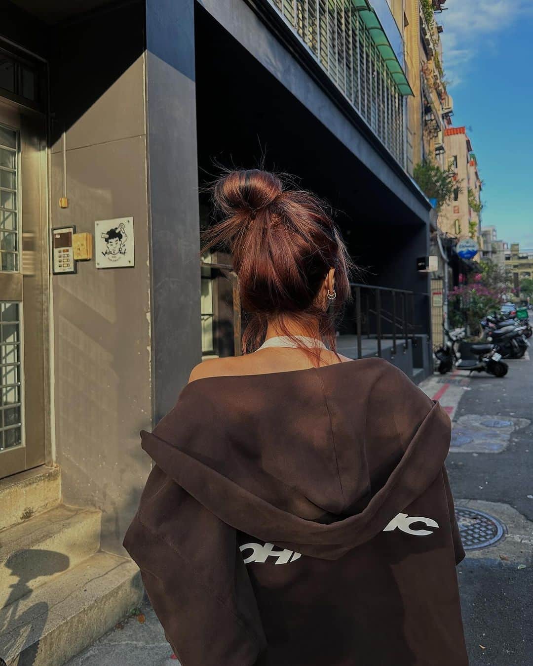 林咖安（Lyla）のインスタグラム：「#mocha #brownies   努力營業中🤎🍩☕️🪵💼 身上各種東西都一起咖起來了～🤩  #citywalk」