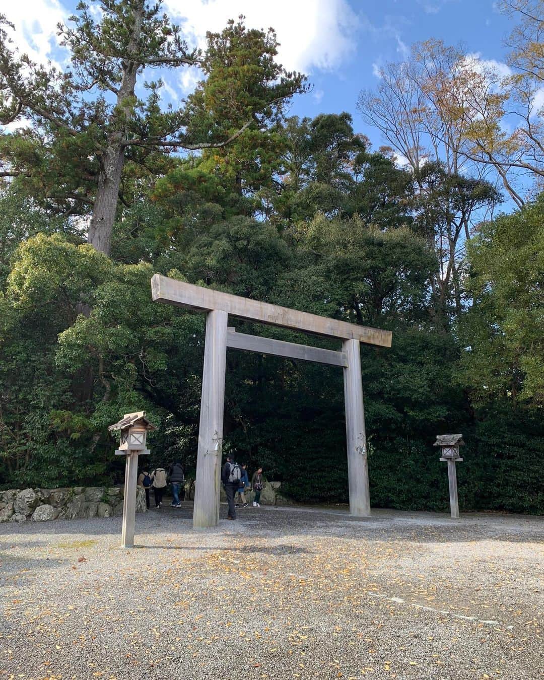 白葉まりさんのインスタグラム写真 - (白葉まりInstagram)「お伊勢旅行😊⛩♨️ 漫喫したー！伊勢神宮の神聖な雰囲気にただただ圧倒された🌳 . . . #ファンティア #温泉 お伊勢パワー纏う✨温泉入浴ショットはファンティアファンサイトにてアップしました🫣💕見たら運気あがるかもー😏  私のインスタプロフィール固定リンクから飛んで見られます❤︎ . . . . . #温泉旅行 #貸切露天風呂 #温泉女子 #温泉モデル #貸切風呂 #入浴 #ビジョビ #伊勢 #伊勢神宮 #伊勢グルメ #おかげ横丁 #松阪牛 #猫 #グラビア #インスタグラビア #onsen #hotsprings #japan #japanesegirl #japanesefood #trip #goodmorning」11月23日 14時42分 - shirahamari