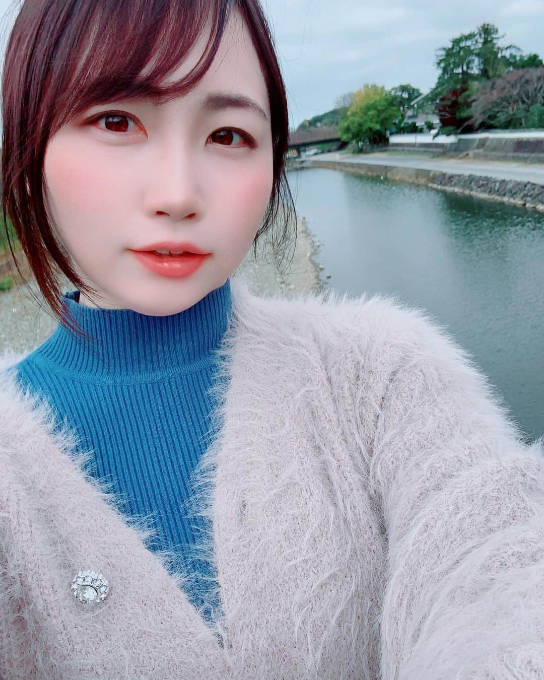 白葉まりさんのインスタグラム写真 - (白葉まりInstagram)「お伊勢旅行😊⛩♨️ 漫喫したー！伊勢神宮の神聖な雰囲気にただただ圧倒された🌳 . . . #ファンティア #温泉 お伊勢パワー纏う✨温泉入浴ショットはファンティアファンサイトにてアップしました🫣💕見たら運気あがるかもー😏  私のインスタプロフィール固定リンクから飛んで見られます❤︎ . . . . . #温泉旅行 #貸切露天風呂 #温泉女子 #温泉モデル #貸切風呂 #入浴 #ビジョビ #伊勢 #伊勢神宮 #伊勢グルメ #おかげ横丁 #松阪牛 #猫 #グラビア #インスタグラビア #onsen #hotsprings #japan #japanesegirl #japanesefood #trip #goodmorning」11月23日 14時42分 - shirahamari