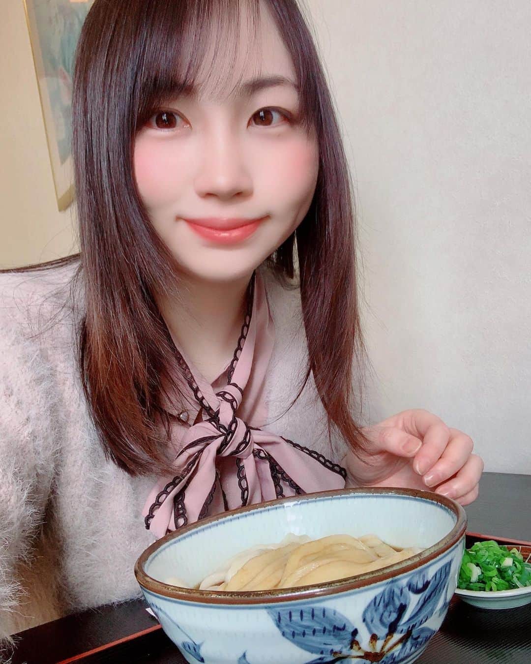 白葉まりさんのインスタグラム写真 - (白葉まりInstagram)「お伊勢旅行😊⛩♨️ 漫喫したー！伊勢神宮の神聖な雰囲気にただただ圧倒された🌳 . . . #ファンティア #温泉 お伊勢パワー纏う✨温泉入浴ショットはファンティアファンサイトにてアップしました🫣💕見たら運気あがるかもー😏  私のインスタプロフィール固定リンクから飛んで見られます❤︎ . . . . . #温泉旅行 #貸切露天風呂 #温泉女子 #温泉モデル #貸切風呂 #入浴 #ビジョビ #伊勢 #伊勢神宮 #伊勢グルメ #おかげ横丁 #松阪牛 #猫 #グラビア #インスタグラビア #onsen #hotsprings #japan #japanesegirl #japanesefood #trip #goodmorning」11月23日 14時42分 - shirahamari