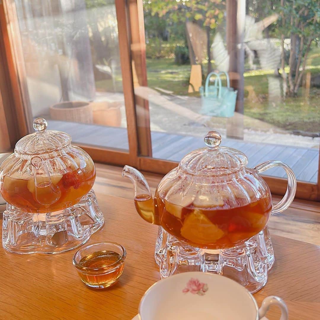 SPARAのインスタグラム：「焼津の彩室yuanさんは 月に1日だけのオープンの古民家邸宅カフェです。 フルーツがゴロゴロ入ったフルーツティーや薔薇の花びらまで入ったローズティーなどが頂けます！ ランチした後だからお茶だけでしたが、ランチも美味しそうでした😋  彩室yuan 焼津市三ケ名1121 @yuan.saishitu   HVPC静岡同好会の皆さんご参加有難うございました❤️」