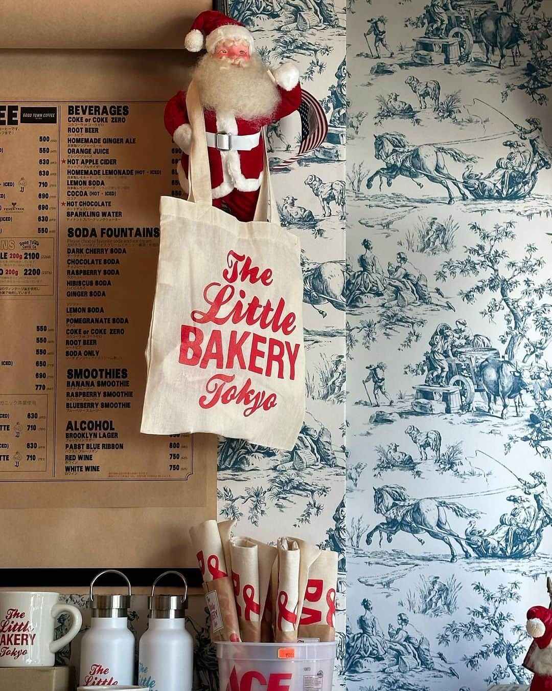 yunappleeeのインスタグラム：「🎄🎅🏻♡  ここのお店すごく可愛かった♡ @thelittlebakerytokyo  肝心なドーナツは撮る前に食べてしまった すごくふわふわで美味しかったよ🍩  #tokyo#東京#東京カフェ#原宿#原宿カフェ#神宮前#神宮前カフェ#🍩」