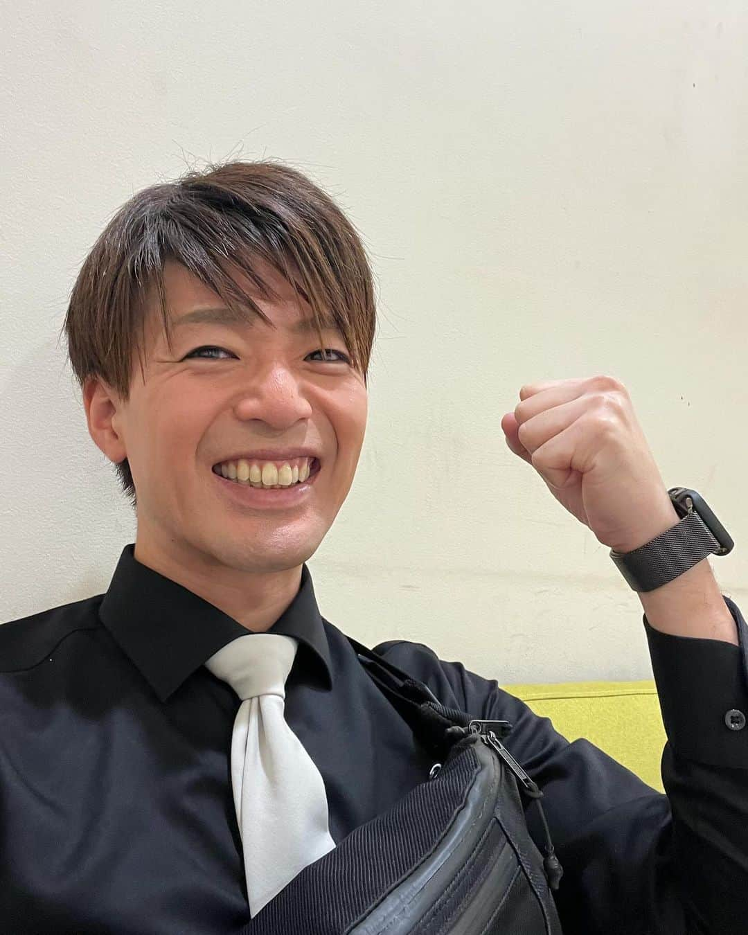 辻井亮平のインスタグラム：「M-1グランプリは準々決勝で敗退しました！  応援してくれた方々、本当にありがとうございました！  ラストイヤーも緊張とワクワクで大変楽しめました！  今日からM-1のない芸人人生が始まるんやなと思うと少し変な感じはしますが。  芸人始めてからずっとあったものですからね。  でも清々しい気持ちでもあります！  私はもう大丈夫です！  12:50くらいまでは大宮の8階の楽屋でSJさんと話しておりました。  SJさんは先に6階に降りたので、13:00になり、僕は楽屋に1人で結果を見ました。  あかんかったかと。  しかも今日大宮の寄席に出演芸人全滅かと。  これ今日来てるお客さんも辛いやろなぁ〜とか、過去の色々な思い出が駆け巡ったりしてる中、すぐにSJさんが8階に戻ってきました。  『辻井ちゃんやばい！！今6階楽屋で皆んなを元気づけようとして、【いやぁ〜ほんま枠せまいよな！新世紀セマンゲリオンやな！】って言ったら楽屋の空気張り詰めまくってもうて耐えれんくなってこっち戻ってきた！！！』  言うてました。  それで完全に僕は元気を取り戻しました🤣  あの人は最高ですよほんま。  悔しいから次は美少女戦士セーマームーンも試してみるって言うてました🤣  やめときなはれ！！  #そして普通に #ラストイヤーお疲れさん #切り替えていこうって #声を掛けてくれました #GAG #SJさん #ほんまおおきにでした #山さん」