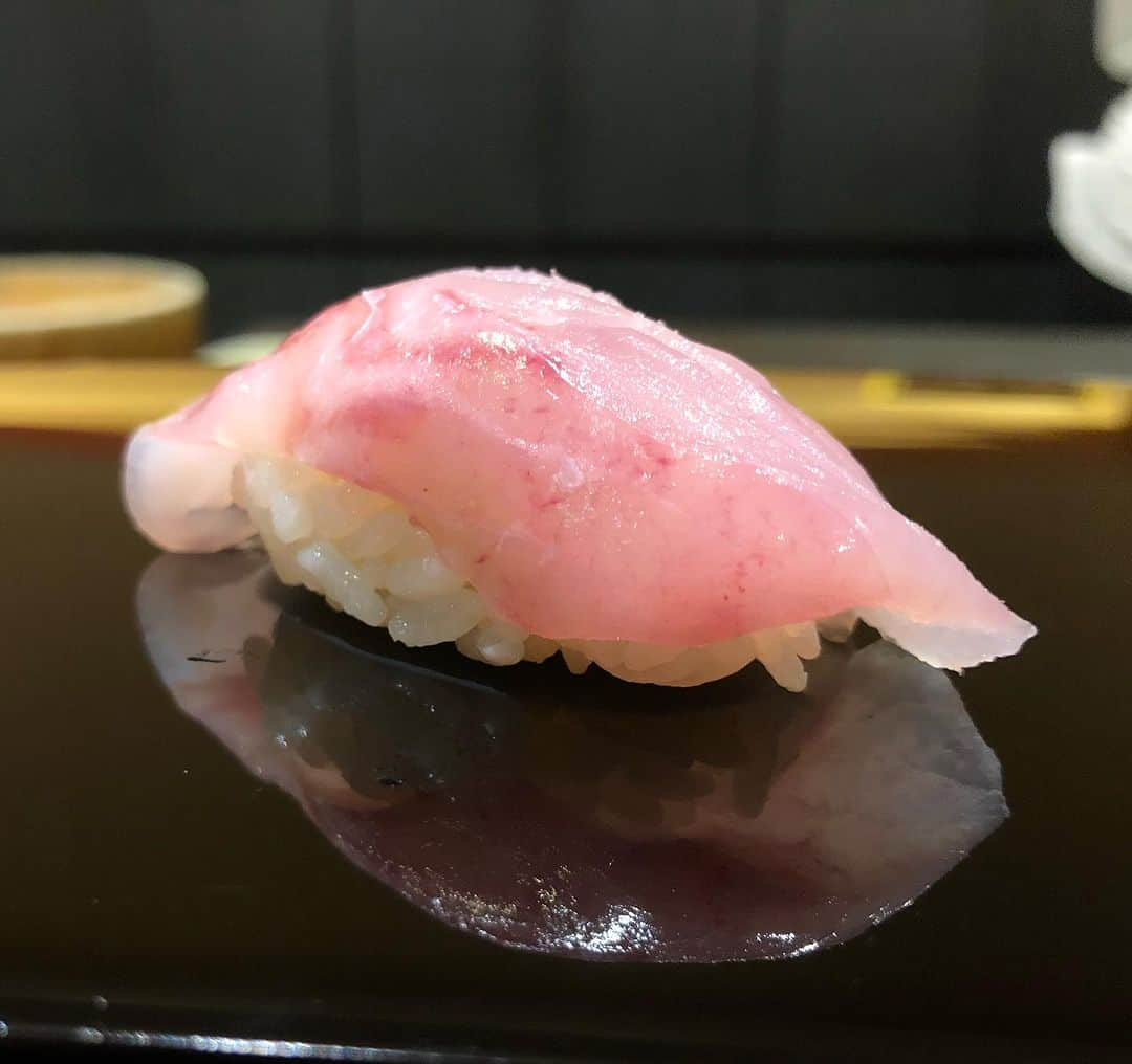 SUSHI KANDA • 寿司神田のインスタグラム：「For reservation: 099.606.0013 Or Line ID 027126639  #sushikanda #sushi #japanesecuisine #sashimi #foodporn #aroi #aroiibkk #ginraidee #paigingun #wongnai #edtguide #bkkmenu #starvingtime #寿司神田 #寿司スタグラム #鮨 #寿司 #すし #バンコク寿司 #銀座グルメ #赤酢 #横井醸造」