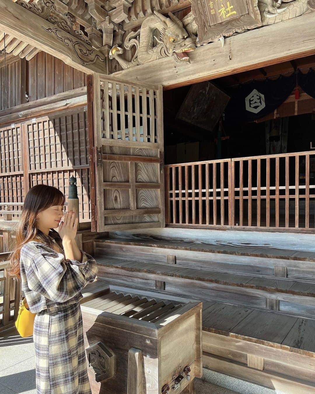 みき みーやんさんのインスタグラム写真 - (みき みーやんInstagram)「ここどーこだ❤🌳 . . ここは鳥取にある蚊屋島神社⛩💕 . 本殿には龍の彫刻があったり 渡り廊下があったり 立派な神社に感動した🥺🐉！！ . . 神社で感動することってあんまりないけど笑 ここは神秘的なものを感じたし パワーをもらえる気がしたよ😳❤ . . 鳥取に行かれた際は ぜひ立ち寄ってみて欲しい！！🐉❤ . . #PR #大山ワンダー#鳥取観光#大山山麓日野川流域#とっとり旅#鳥取 #鳥取旅行#tottori #とっとり #Japantrip#フリーモデル #グルメ女子 #Japantravel#撮影風景#モデル#撮影モデル#山陰地方#山陰#インスタ映え#関西モデル#ワンピース#プチプラコーデ#みーやんトラベル鳥取#西伯郡#神社#神社巡り#神社参拝#神社めぐり#神秘的」11月23日 14時59分 - mi_yan0101