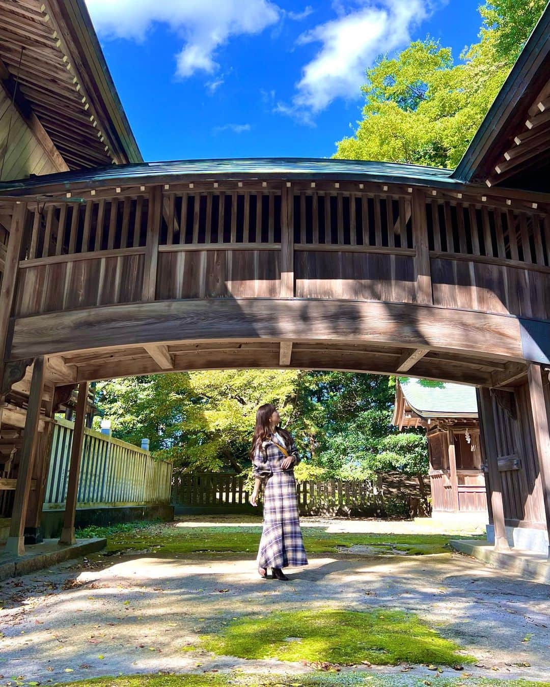 みき みーやんのインスタグラム：「ここどーこだ❤🌳 . . ここは鳥取にある蚊屋島神社⛩💕 . 本殿には龍の彫刻があったり 渡り廊下があったり 立派な神社に感動した🥺🐉！！ . . 神社で感動することってあんまりないけど笑 ここは神秘的なものを感じたし パワーをもらえる気がしたよ😳❤ . . 鳥取に行かれた際は ぜひ立ち寄ってみて欲しい！！🐉❤ . . #PR #大山ワンダー#鳥取観光#大山山麓日野川流域#とっとり旅#鳥取 #鳥取旅行#tottori #とっとり #Japantrip#フリーモデル #グルメ女子 #Japantravel#撮影風景#モデル#撮影モデル#山陰地方#山陰#インスタ映え#関西モデル#ワンピース#プチプラコーデ#みーやんトラベル鳥取#西伯郡#神社#神社巡り#神社参拝#神社めぐり#神秘的」