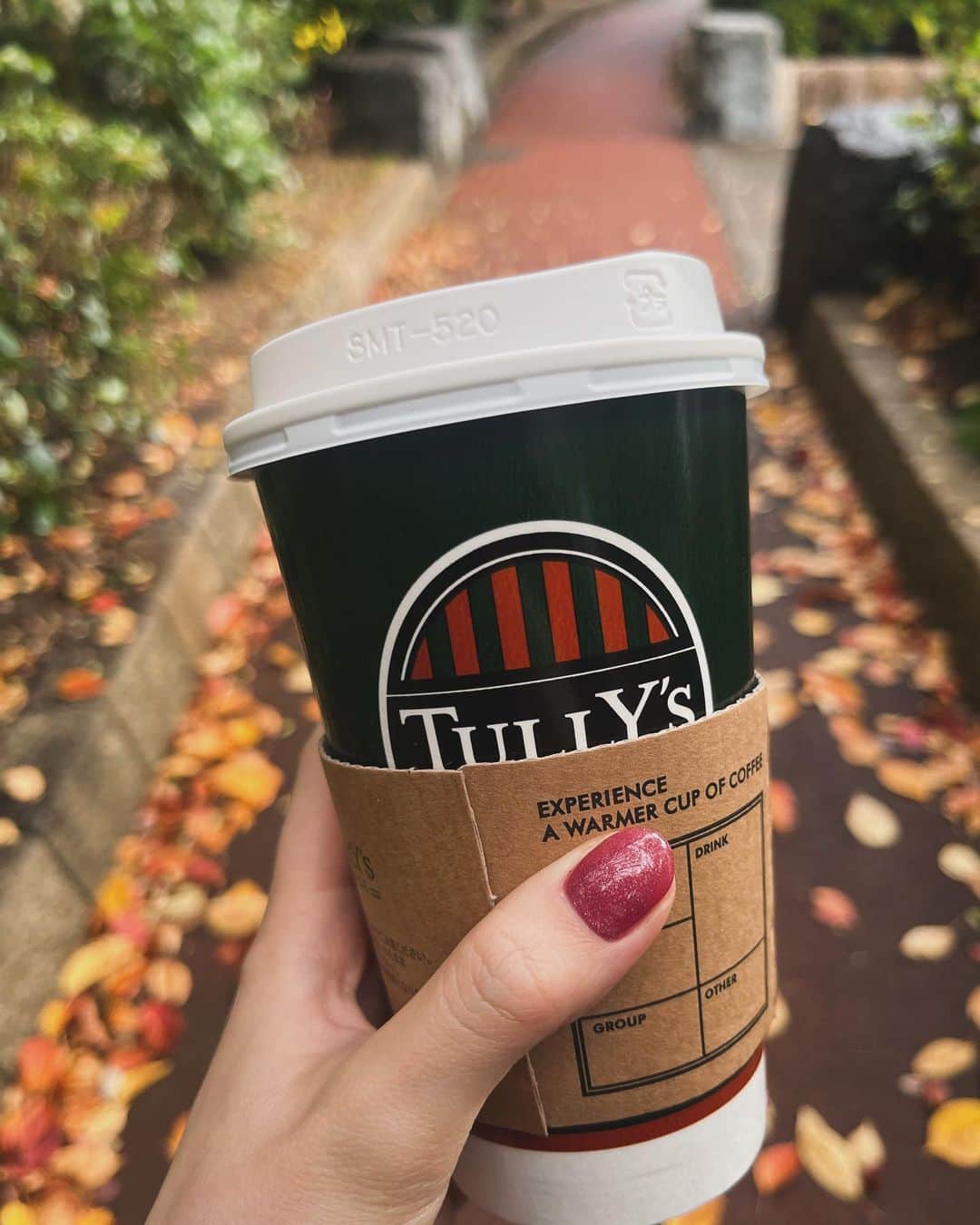 松雪彩花のインスタグラム：「大好きなアイリッシュラテの季節がやってきた…☕️ 冷たい空気の中、温かいラテを飲むのがすごくすき。しあわせ。 どんな味？と言われるとなかなか難しいのですが、とにかく美味しいです。(笑) 甘いもの好きな人には是非飲んでほしい…  昨日今日と既に2杯飲んでいる☕️☕️」