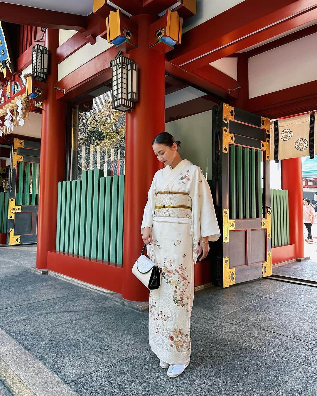 ソンイさんのインスタグラム写真 - (ソンイInstagram)「特別な記念撮影にはお着物を⛩️🍁 今年はお宮参りとお食い初め、七五三、友達の結婚式と3度もお着物を着る機会があって嬉しいなぁ🕊️ 素敵なお着物はいつも @shosa_kyoto_official でお借りしています✨ 上質なお着物が揃っているのと、小物合わせのセンスも素晴らしいの🥹  ヘアーメイクはいつもセルフで、着付けは自宅に出張着付けに来ていただいてます✌🏻  #お着物 #着物レンタル #七五三 #結婚式 #着物コーデ」11月23日 15時05分 - sunwei1013