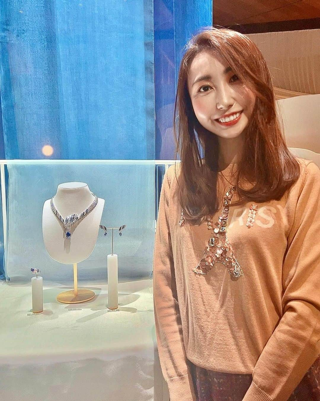 尾崎ありささんのインスタグラム写真 - (尾崎ありさInstagram)「CHAUMET の特別イベントConversation Virtuoses へ💎  日本初披露となる多数の作品を含む、ショーメが誇る選りすぐりのハイジュエリー×アート作品を楽しみました☺️  先日は友人とジュエリーショップ巡りをしたり、美しいものを沢山見て癒されています💓  @chaumetofficial  #ショーメ #chaumet #chaumetofficial #ショーメリング  #jewelry #diamond #diamondring #diamondnecklace #ring #necklace #ダイアモンドジュエリー #ジュエリー #ジュエリー好き #ジュエリー好きな人と繋がりたい #指輪#ダイアモンド#jewelrydesign #jewelrygram #ジュエリーブランド #お洒落さんと繋がりたい」11月23日 15時05分 - also1219