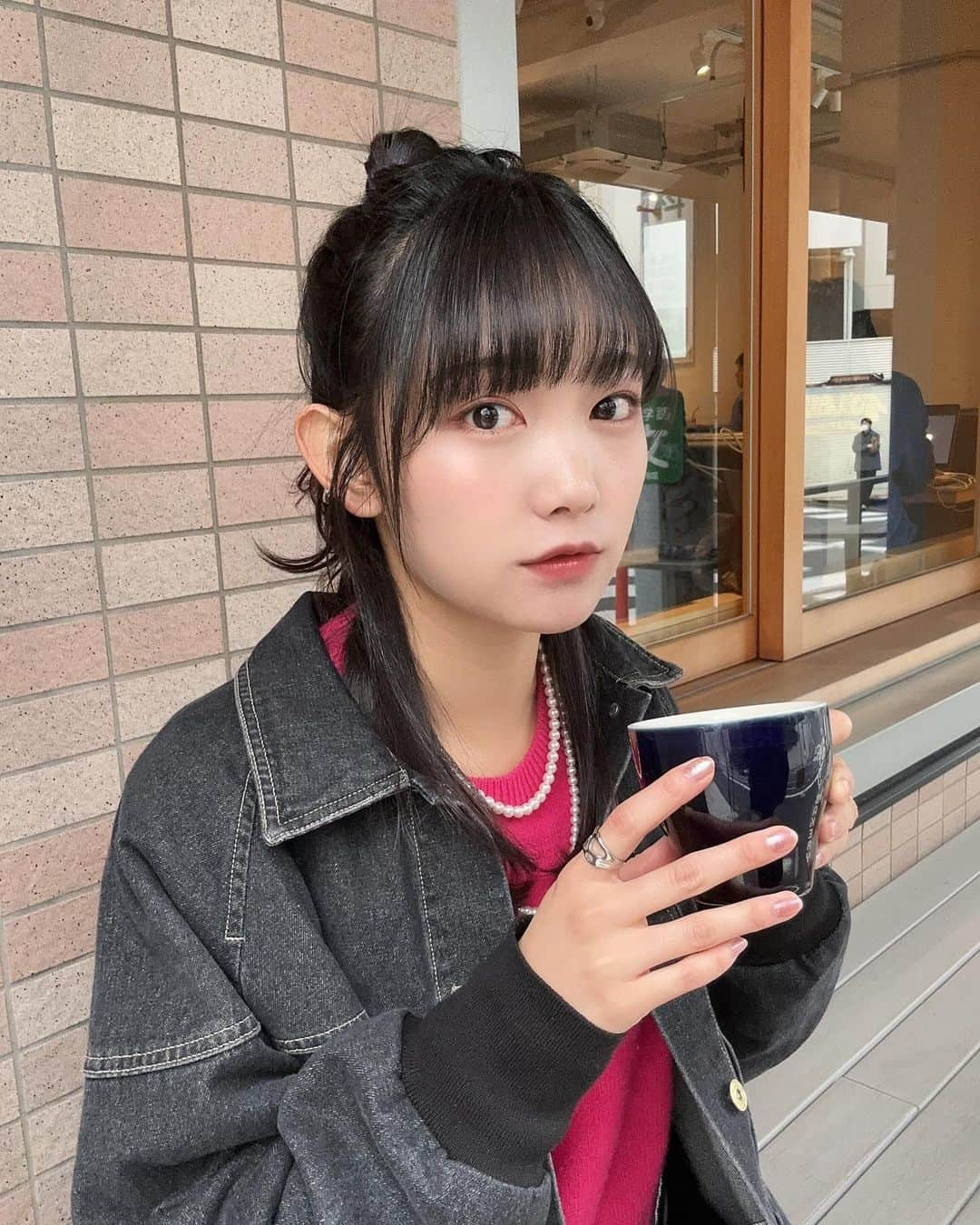 雪見みとさんのインスタグラム写真 - (雪見みとInstagram)「テラスでホットコーヒー☕️  いよいよ寒いので電気毛布出動しました。 布団から出られなくなるな、、、  ブラックフライデーでたくさん買い物したくてずっとネットショッピングしてます。 なんか大掃除ついでに模様替えしたいなーって。  来月のカード支払いが不安〜😇💸」11月23日 20時00分 - yukimi_mito