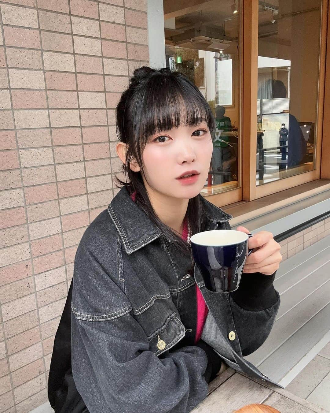 雪見みとさんのインスタグラム写真 - (雪見みとInstagram)「テラスでホットコーヒー☕️  いよいよ寒いので電気毛布出動しました。 布団から出られなくなるな、、、  ブラックフライデーでたくさん買い物したくてずっとネットショッピングしてます。 なんか大掃除ついでに模様替えしたいなーって。  来月のカード支払いが不安〜😇💸」11月23日 20時00分 - yukimi_mito