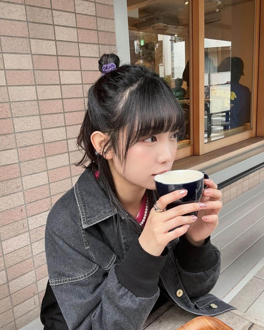 雪見みとさんのインスタグラム写真 - (雪見みとInstagram)「テラスでホットコーヒー☕️  いよいよ寒いので電気毛布出動しました。 布団から出られなくなるな、、、  ブラックフライデーでたくさん買い物したくてずっとネットショッピングしてます。 なんか大掃除ついでに模様替えしたいなーって。  来月のカード支払いが不安〜😇💸」11月23日 20時00分 - yukimi_mito