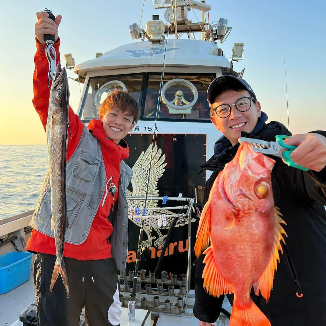 平松修造さんのインスタグラム写真 - (平松修造Instagram)「【愛媛 西予・宇和島釣り旅】 夏休み旅行第一弾✈️ 釣り好きの友人を訪ね愛媛へ 豊後水道で釣り🐟🎣  ご近所付き合いで、 たくさんの素敵なお友達をご紹介してくれました。  水深140mの魚を手動で巻き上げたので、 上半身の筋肉が終了しました。 チカメキントキ初対面。 初めて食べたけど美味しかったなぁ🤤  人生2度目の愛媛でしたが、 魚もお酒も人も最高でした☺️ 本当に愛媛は優しい人しかいなかった。 また必ずいこう🔥また遊んで下さい！  ZIP!には出ておりませんが 楽しく生きておりますので、捜さないで下さい。 さて。次なる目的地へ、、、✈️  #愛媛 #西予 #宇和島 #夏休み #釣り #釣行記」11月23日 15時19分 - shuzohiramatsu_ntv