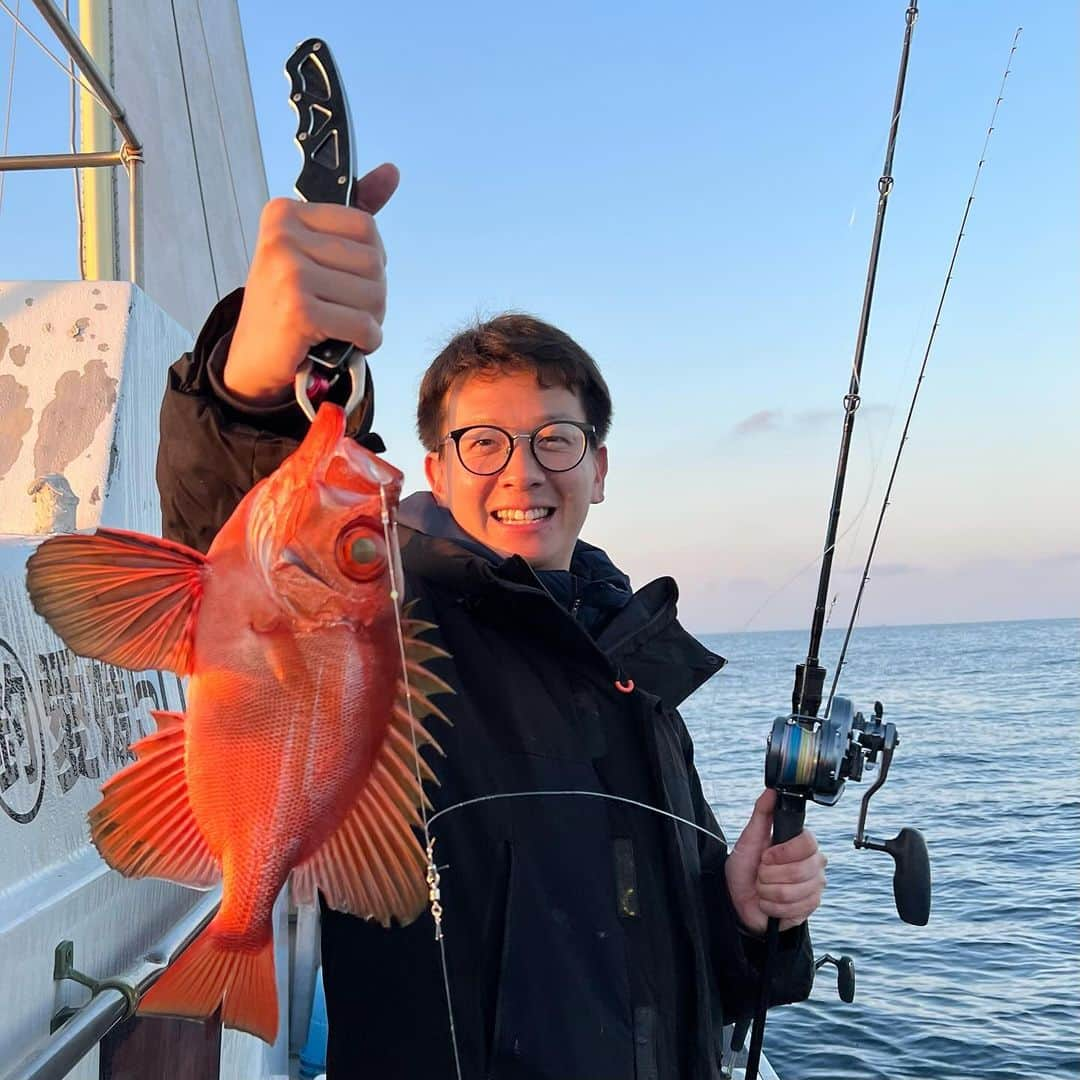 平松修造のインスタグラム：「【愛媛 西予・宇和島釣り旅】 夏休み旅行第一弾✈️ 釣り好きの友人を訪ね愛媛へ 豊後水道で釣り🐟🎣  ご近所付き合いで、 たくさんの素敵なお友達をご紹介してくれました。  水深140mの魚を手動で巻き上げたので、 上半身の筋肉が終了しました。 チカメキントキ初対面。 初めて食べたけど美味しかったなぁ🤤  人生2度目の愛媛でしたが、 魚もお酒も人も最高でした☺️ 本当に愛媛は優しい人しかいなかった。 また必ずいこう🔥また遊んで下さい！  ZIP!には出ておりませんが 楽しく生きておりますので、捜さないで下さい。 さて。次なる目的地へ、、、✈️  #愛媛 #西予 #宇和島 #夏休み #釣り #釣行記」