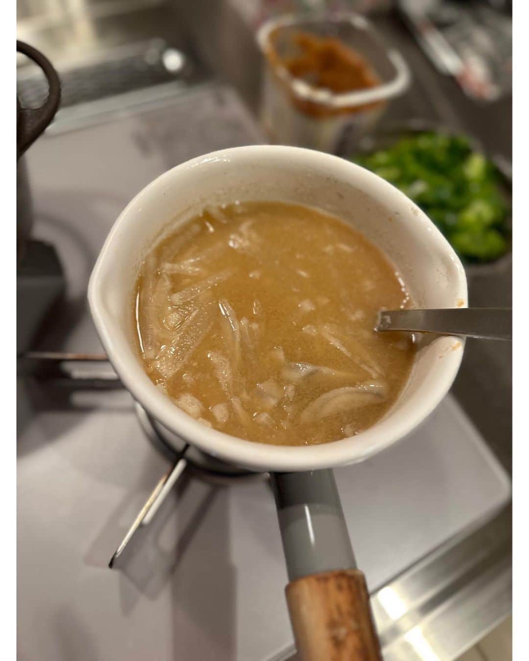 佐々木希さんのインスタグラム写真 - (佐々木希Instagram)「この間、 夜中にどうしてもお腹が空いて、ベットから出て、味噌汁作った🍲 ネギもたっぷり入れて美味しかったな。笑 皆さんは、夜中にお腹が空いたら何食べてますか？✨ 私は今ダイエット中なのだけど、ヘルシーな食べ物を知りたいなぁと思っており…  豚キムチは久々に作ったけど、簡単過ぎて最高。」11月23日 15時19分 - nozomisasaki_official