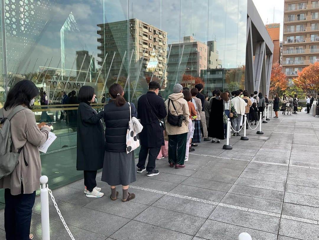 野島健児さんのインスタグラム写真 - (野島健児Instagram)「きた時は20メートルくらいの混雑だった いまは何百メートル並んでるんだろう  アートのコミケとでもいうのでしょうか アート酔いしつつ 一冊ゲットしました EN010  #TOKYOARTBOOKFAIR2023」11月23日 15時12分 - nojima_kenji